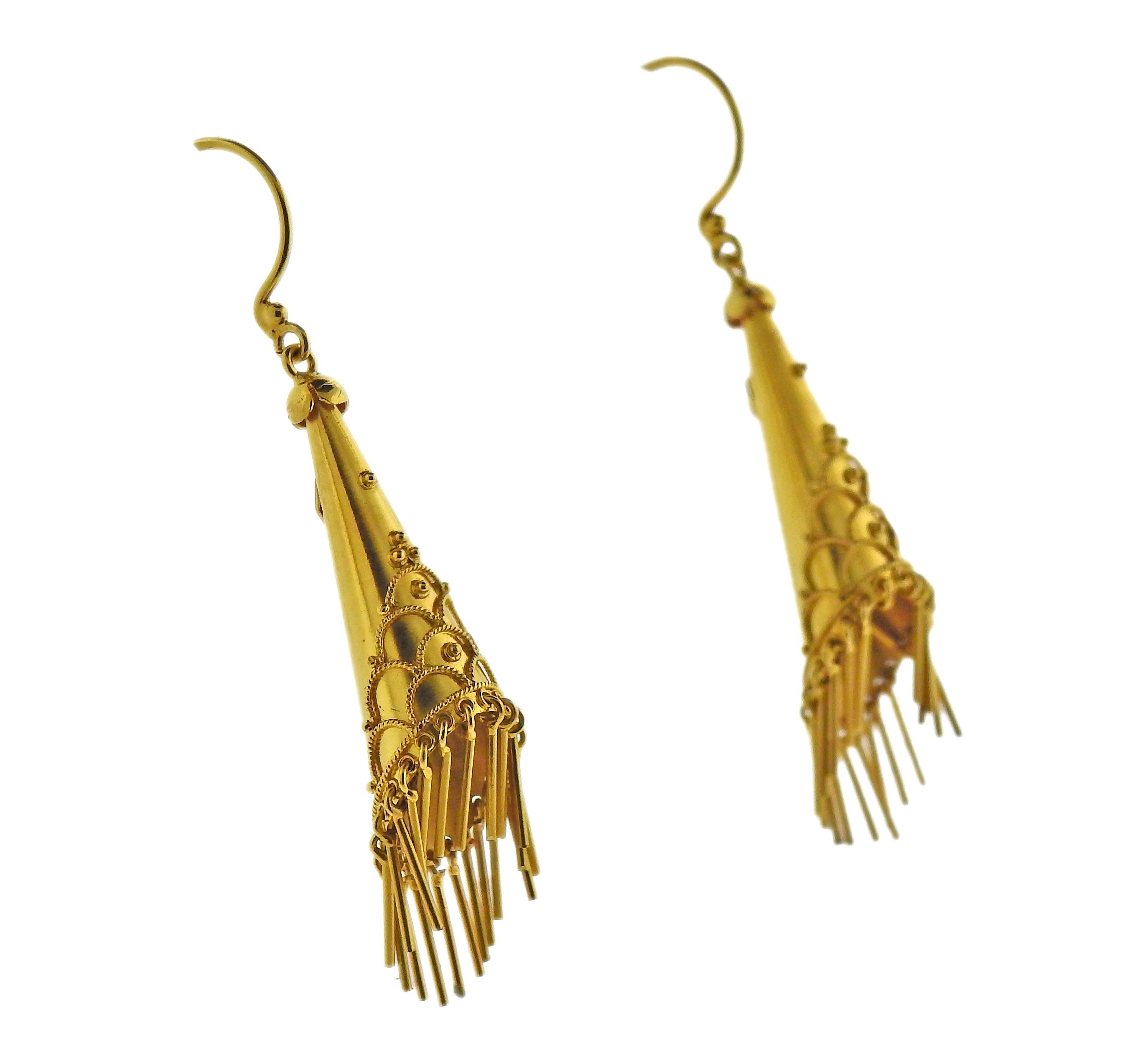 Paar Ohrringe mit Quasten aus 15 Karat Gold von Castellani. Die Ohrringe sind 50 mm lang. Gekennzeichnet mit CC-Zeichen. Gewicht - 5,2 Gramm.