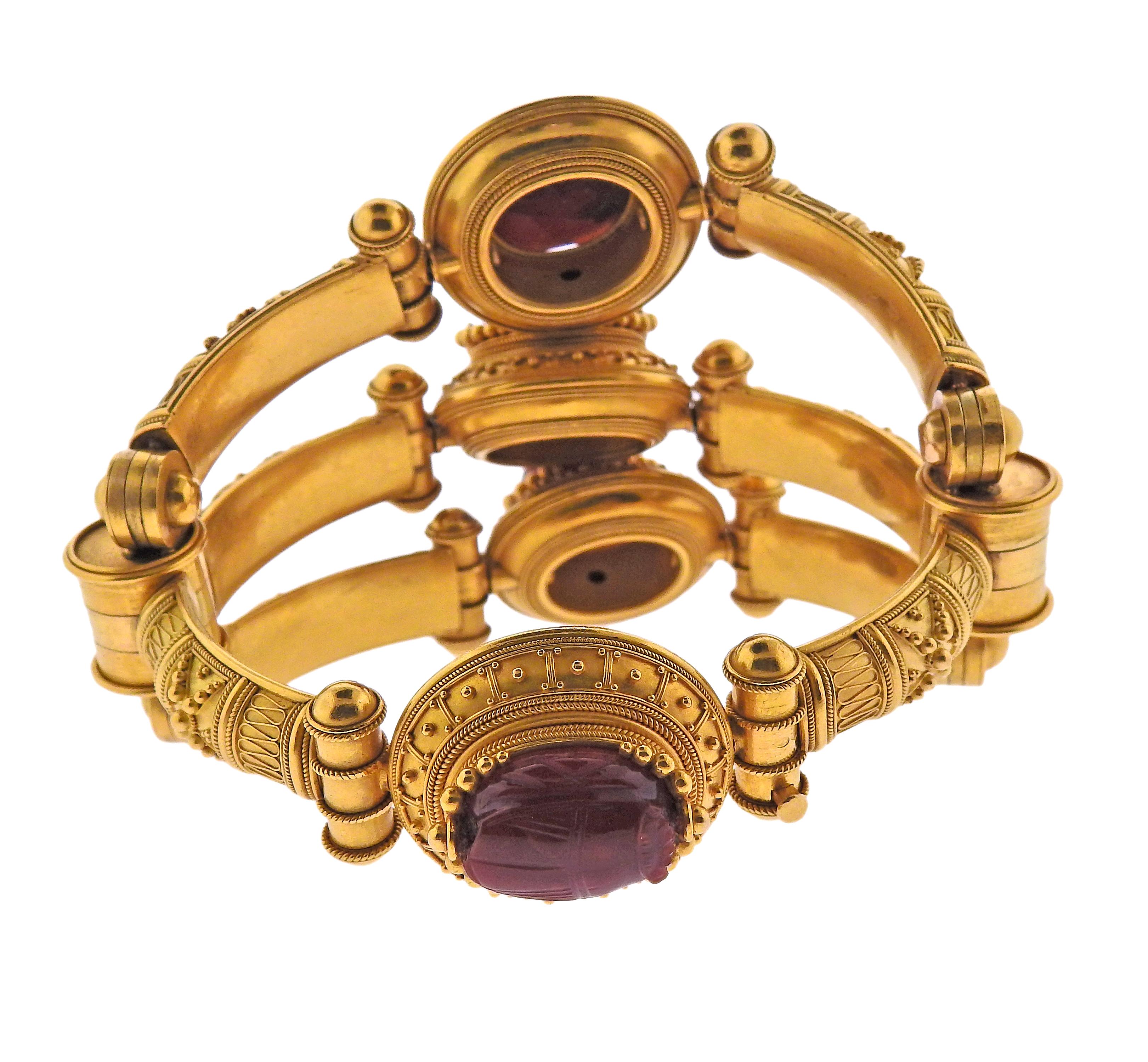 Impressionnant bracelet en or 15k de Castellani, unique en son genre, avec quatre scarabées sculptés en cornaline. Le bracelet convient à un poignet de taille moyenne à grande, d'environ 7 à 8 pouces. Le point le plus large du bracelet est de 2,5