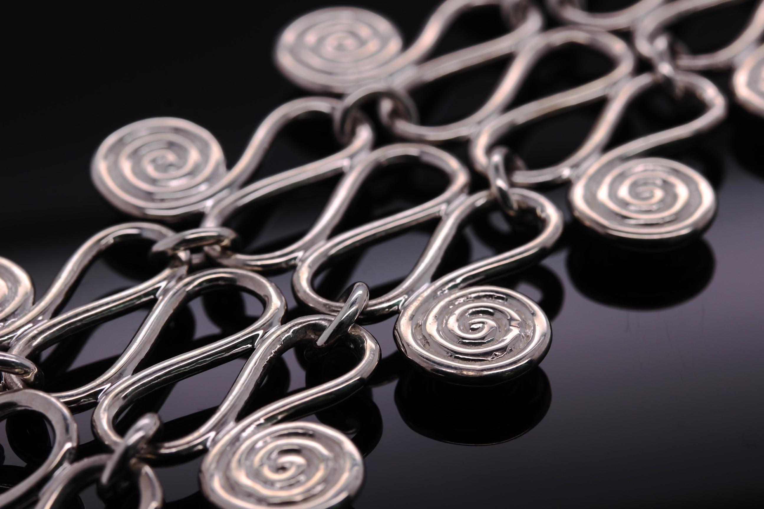 Castellani’s Prehistoric bracelet is designed using the Ancient motif of concentric circles. Many Ancient civilizations created jewellery using this spiral of metal. In the circa 1860’s Castellani created this bracelet that now is on exhibit at the