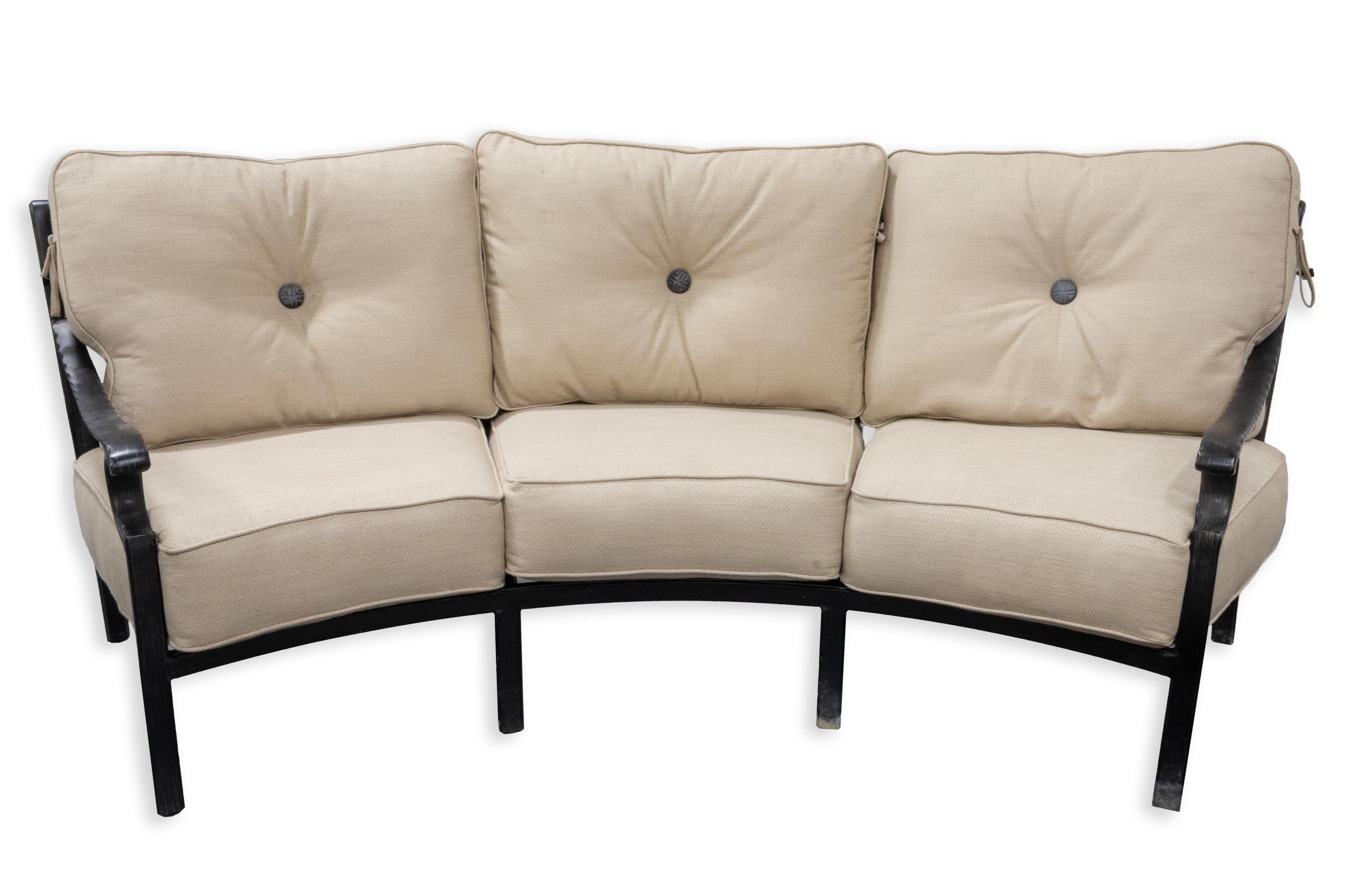Il divano Castelle Monterey Crescent combina un'eleganza senza tempo con un comfort duraturo. La struttura in ferro battuto, graziosamente curvata, presenta dettagli forgiati a mano e braccioli delicatamente arcuati, mentre i cuscini in tessuto a