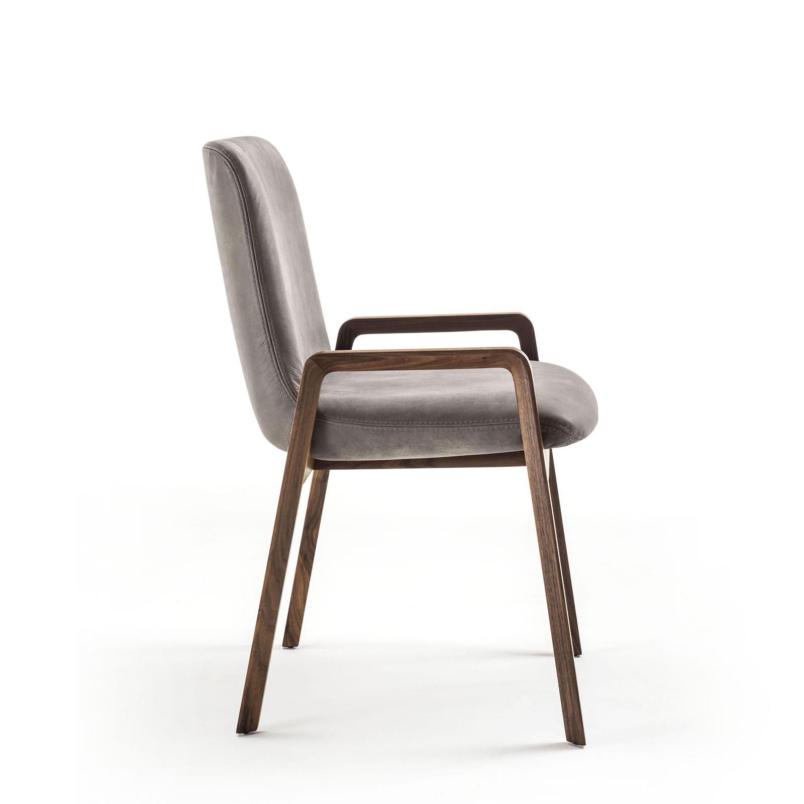 Chair Castello with structure in solid walnut wood,
polished and natural matte varnished walnut wood.
Treated with natural pine extract wax. Seat and back
covered with natural genuine nubuck leather from Italy
in grey finish.