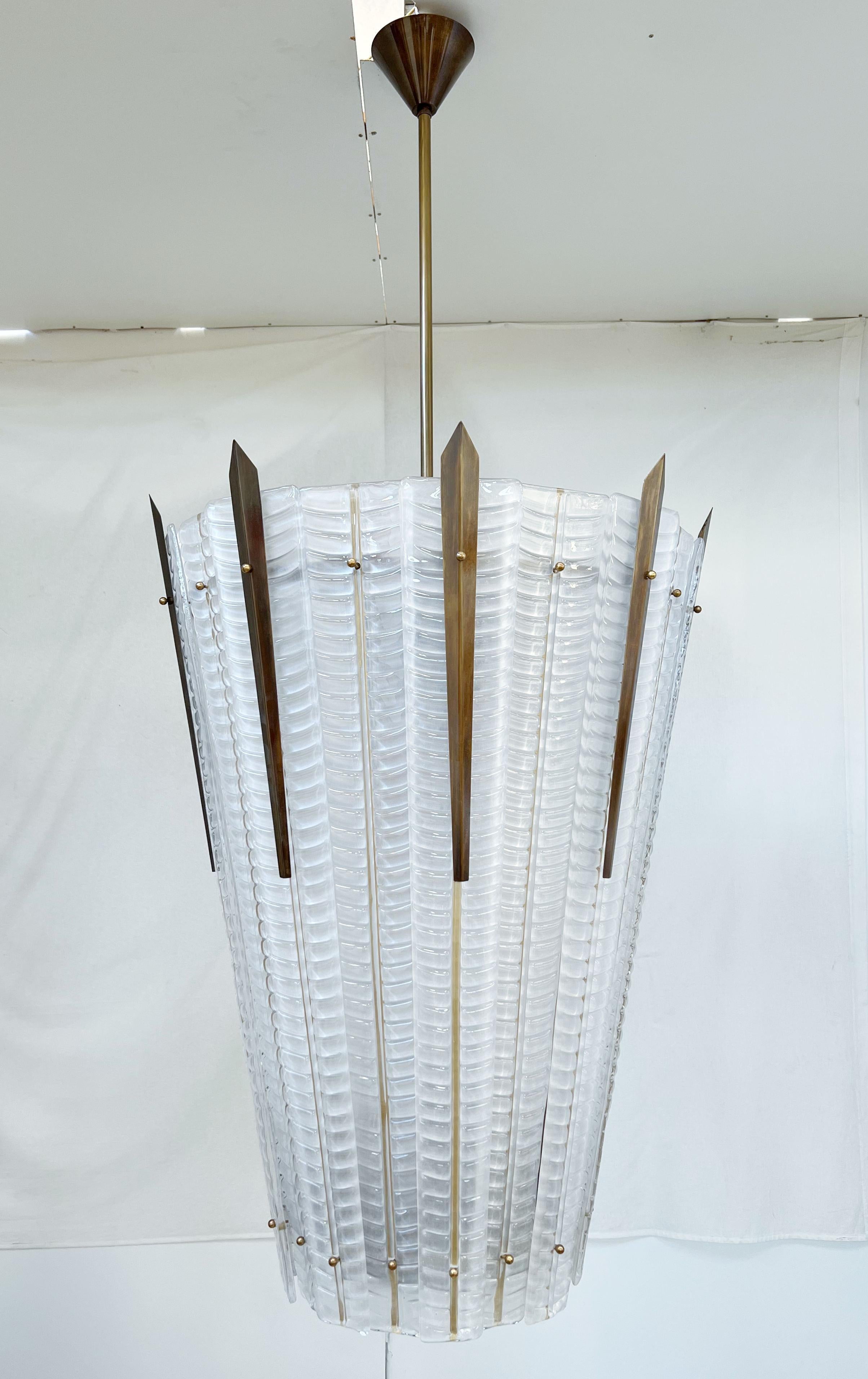 Lanterna monumentale italiana con vetro di Murano smerigliato montato su telaio e dettagli in bronzo / Disegnata da Fabio Bergomi per Fabio Ltd / Made in Italy
9 luci / tipo E26 o E27 / max 60W ciascuna
Misure: Diametro di 31,5 pollici, altezza di