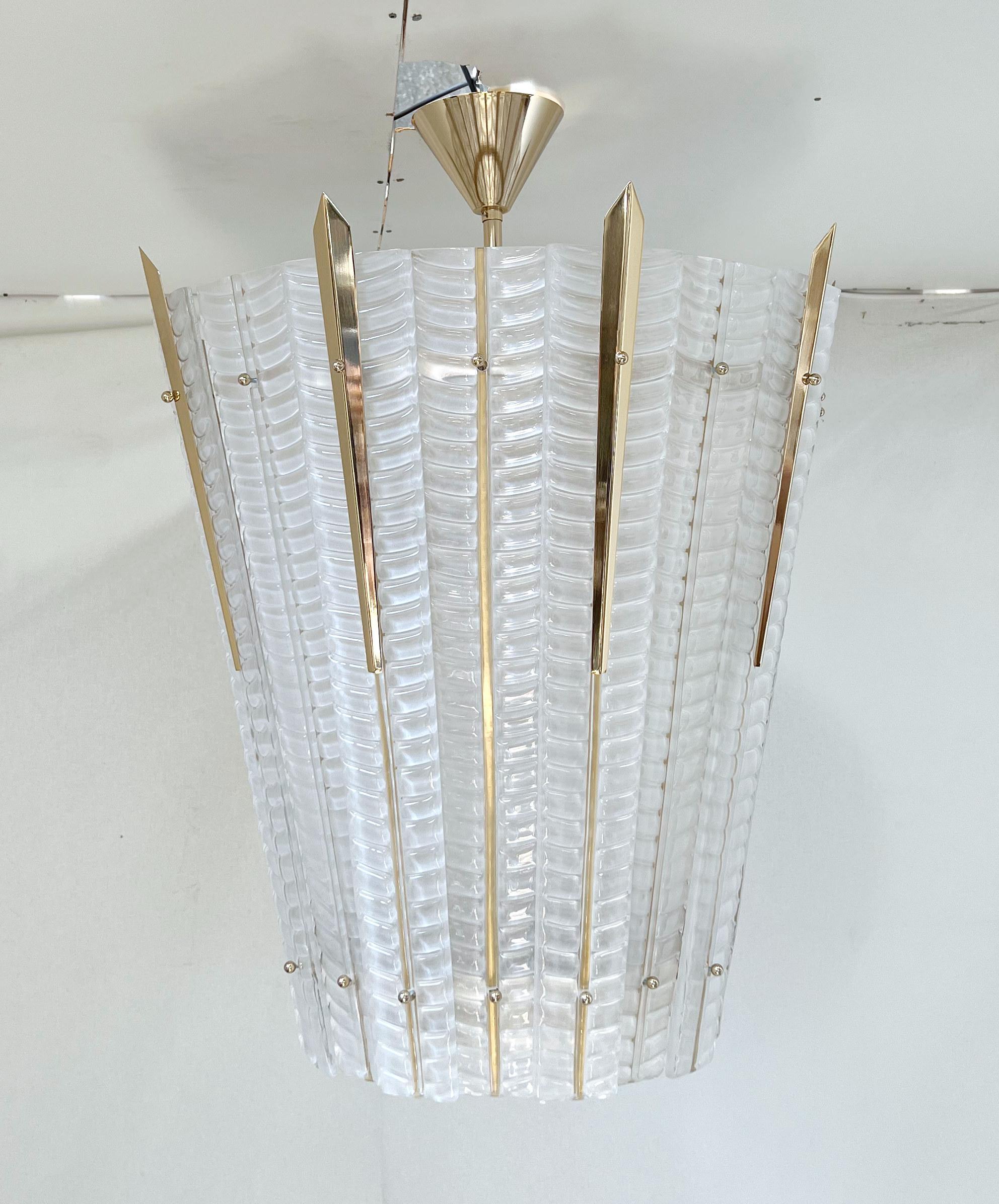 Lanterne italienne monumentale en verre de Murano dépoli monté sur un cadre et des détails en métal doré / Design by Fabio Bergomi for Fabio Ltd / Made in Italy
9 lampes / type E26 ou E27 / max 60W chacune
Mesures : Diamètre 28 pouces, hauteur 30