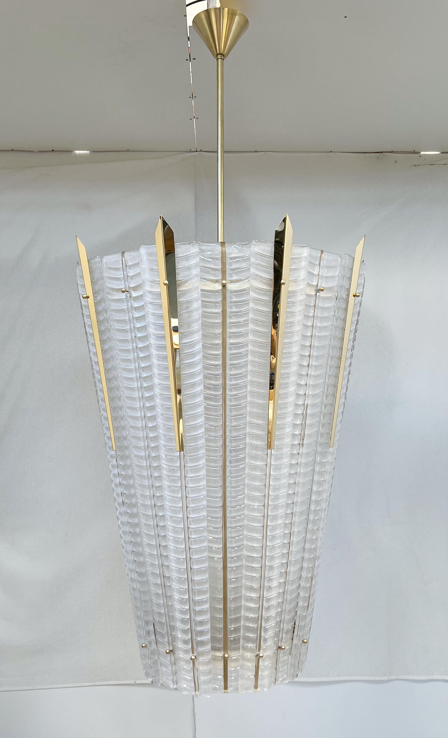 Lanterna monumentale italiana con vetro di Murano smerigliato montato su telaio e dettagli in ottone naturale non laccato / Disegnata da Fabio Bergomi per Fabio Ltd / Made in Italy
9 luci / tipo E26 o E27 / max 60W ciascuna
Misure: Diametro di