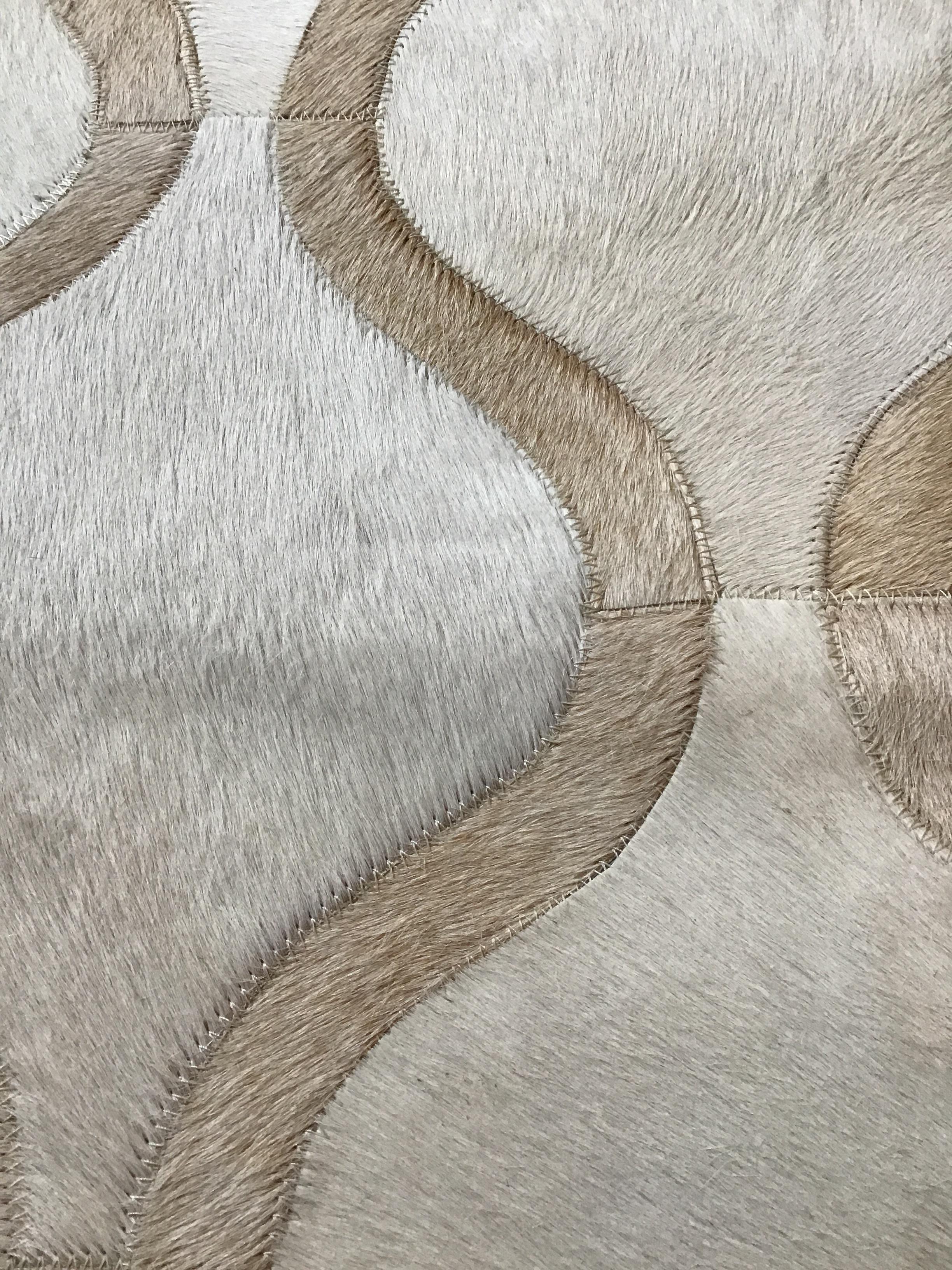 Castelluxe 5 x 8 Horizon Design Cream Colored Hair On Hide Rug In Excellent Condition For Sale In Tarrytown, NY
