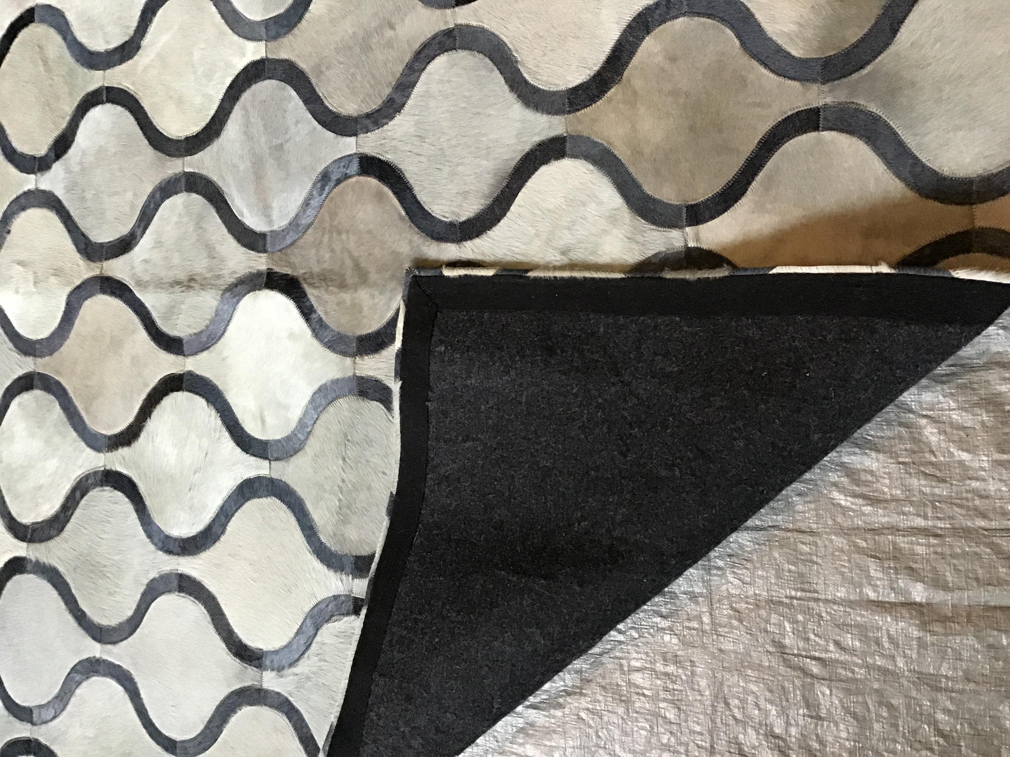 Castelluxe 5 x 8 Horizon Design Hair on Hide Rug In Excellent Condition For Sale In Tarrytown, NY
