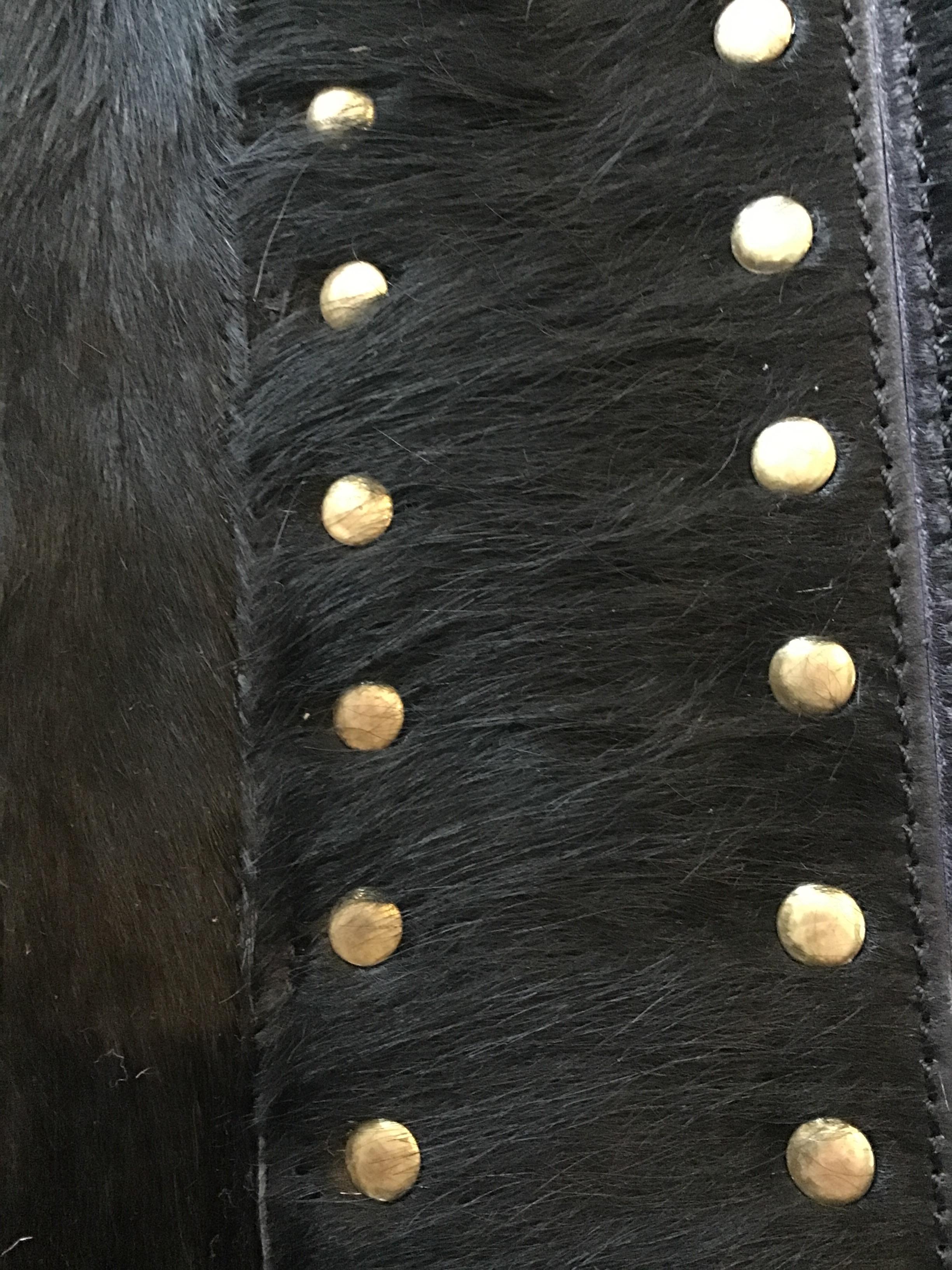 Castelluxe Gemma Design Schwarzes Haar auf Fell Teppich mit Messingnägeln (Rindsleder) im Angebot