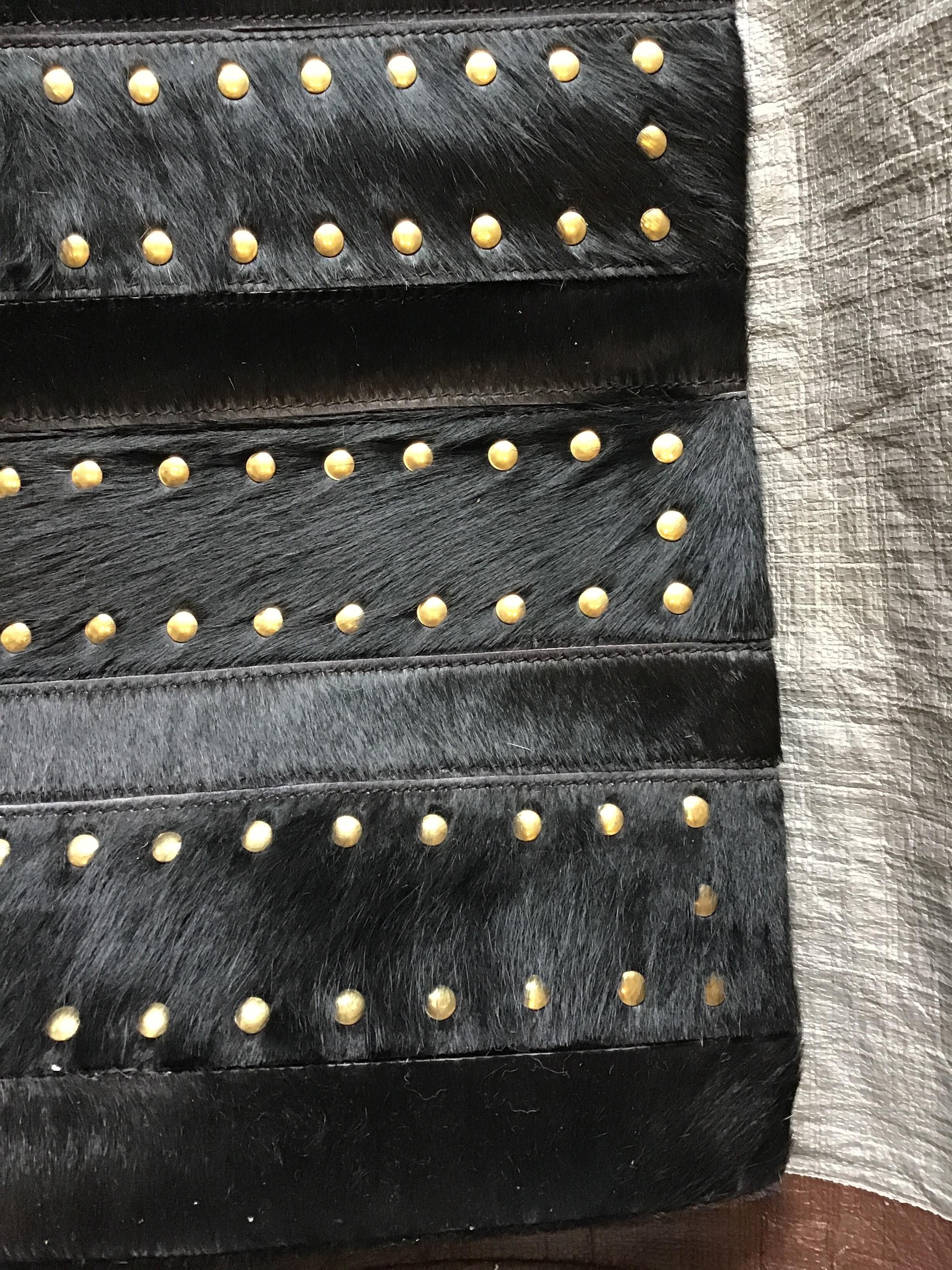 Castelluxe Gemma Design Tapis en cuir et poils noirs avec des crochets en laiton en vente 2