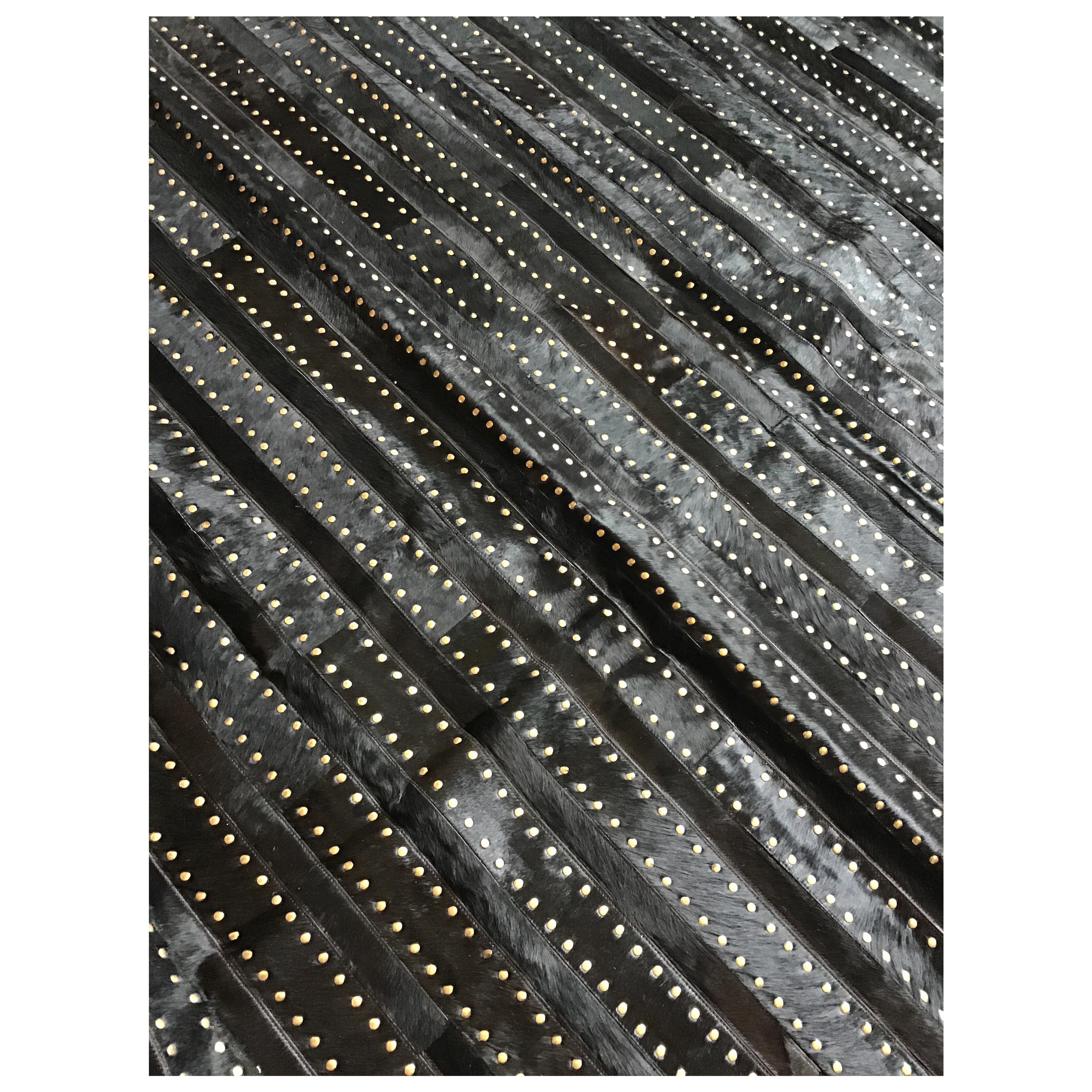 Castelluxe Gemma Design Tapis en cuir et poils noirs avec des crochets en laiton en vente