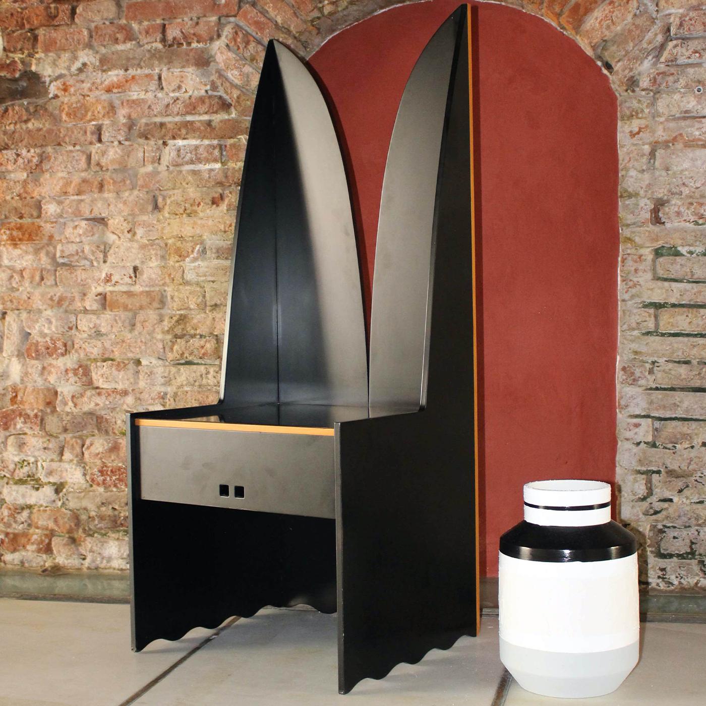 Dieser Sessel wurde 1987 von Ferdinando Meccani nach einem inspirierenden Besuch im Museum von Castelvecchio in Verona entworfen, das von dem berühmten Architekten Carlo Scarpa restauriert wurde. Er zelebriert Design und Architektur in einer