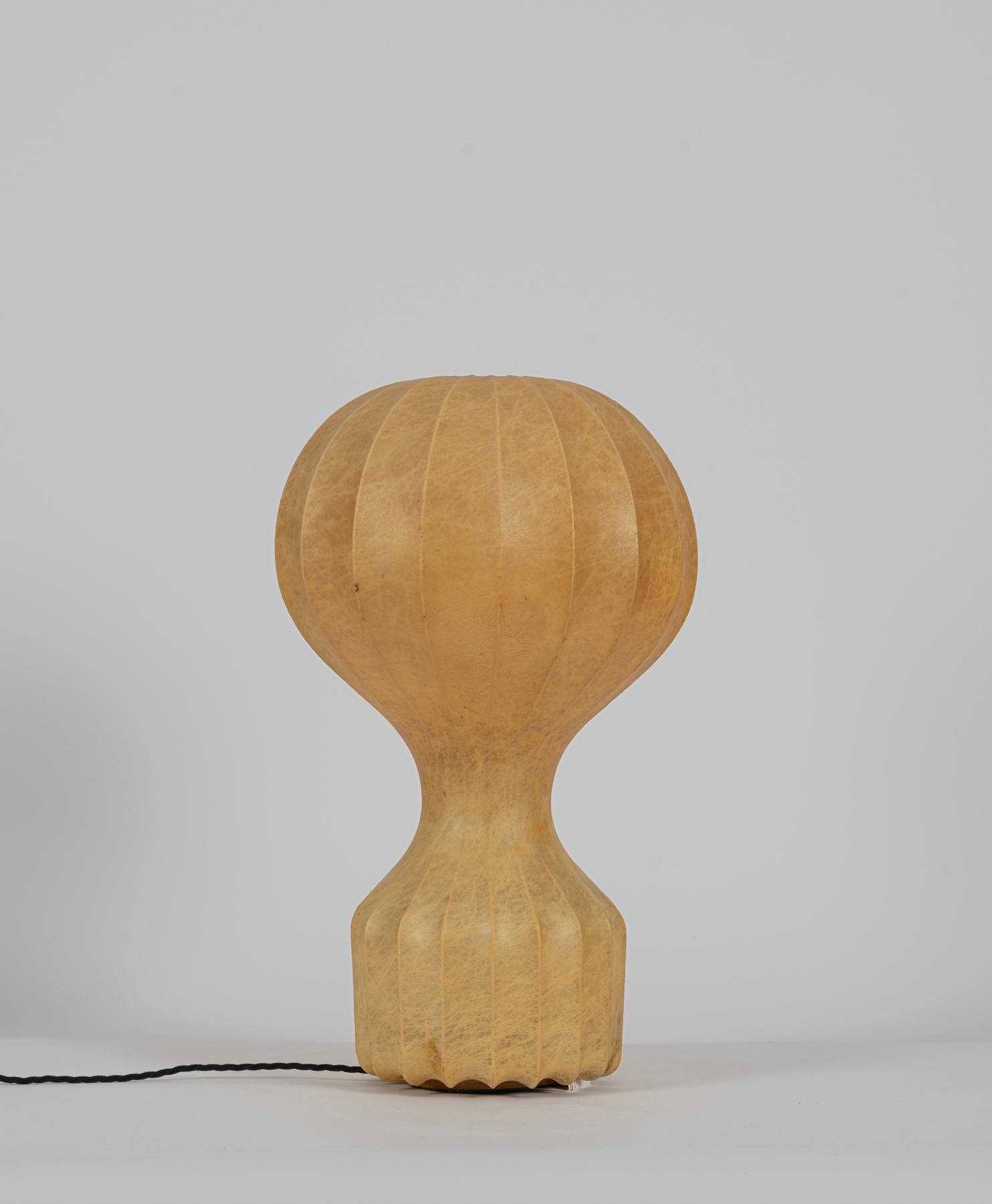 Italiano Lampada da tavolo 'Cocoon' Castiglioni 'Gatto' di grandi dimensioni. Italia c1960 in vendita