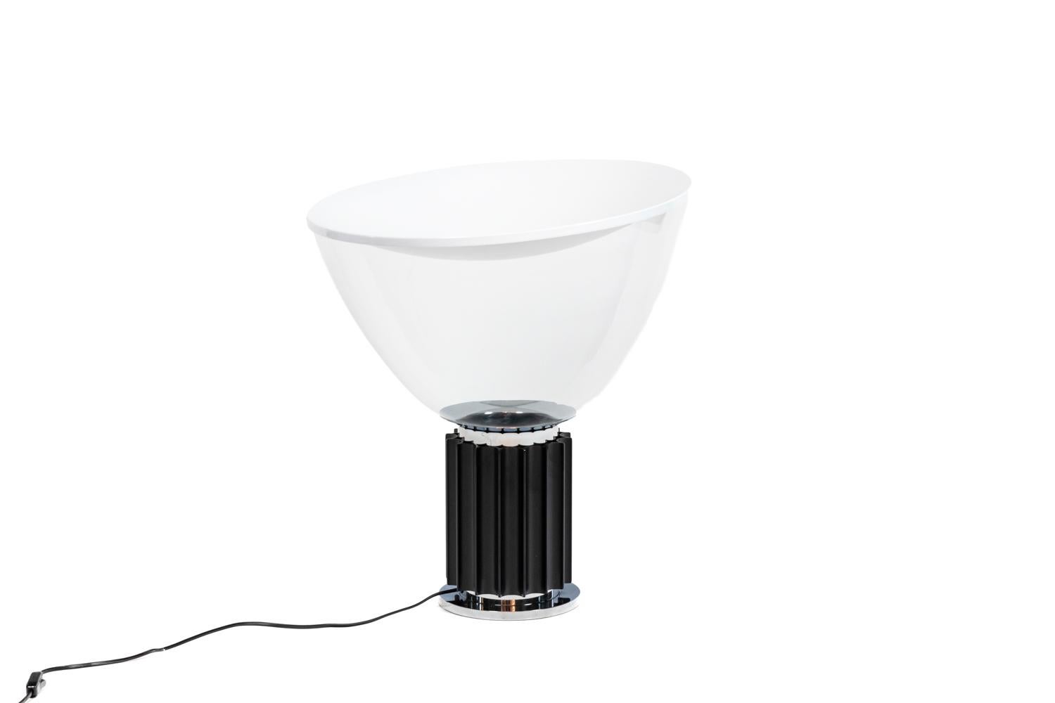 Achille & Pier Castiglioni, attributed to. 
Flos, edited by.

Lamp, “Taccia” model. Striped black base and white and transparent halo.

Italian work realized in the 1980s.