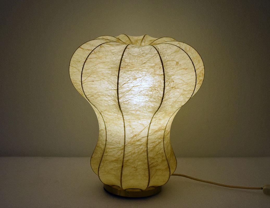 Gatto table lamp designed by Castiglioni from the 1960s.
Diffuser with metal wire structure and Coccoon covering, brass base.
In good condition.

Dimensions: diameter 39 x h 46 cm

