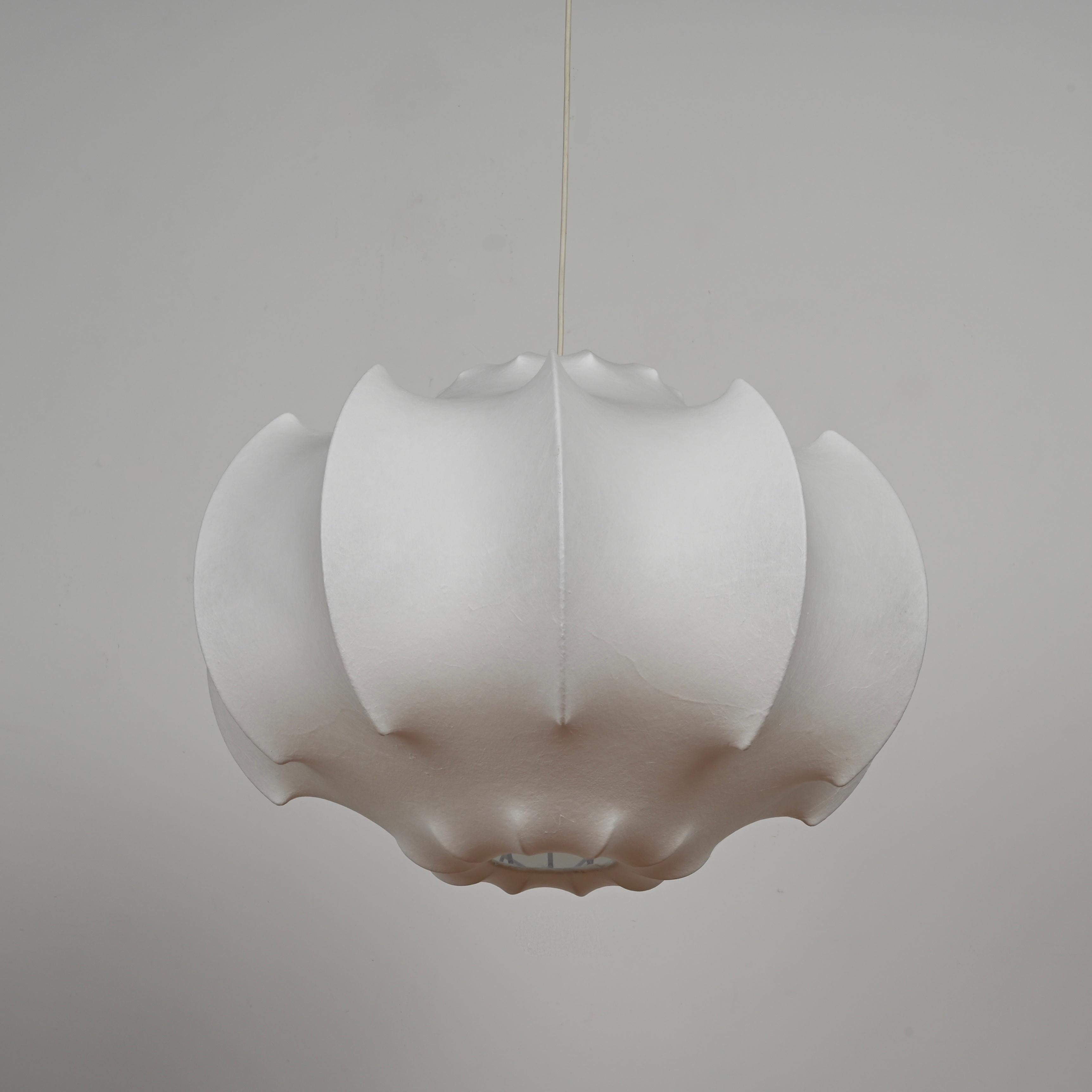 Große italienische Castiglioni-Pendelleuchte im Viscontea-Stil, Cocoon (Handgefertigt) im Angebot