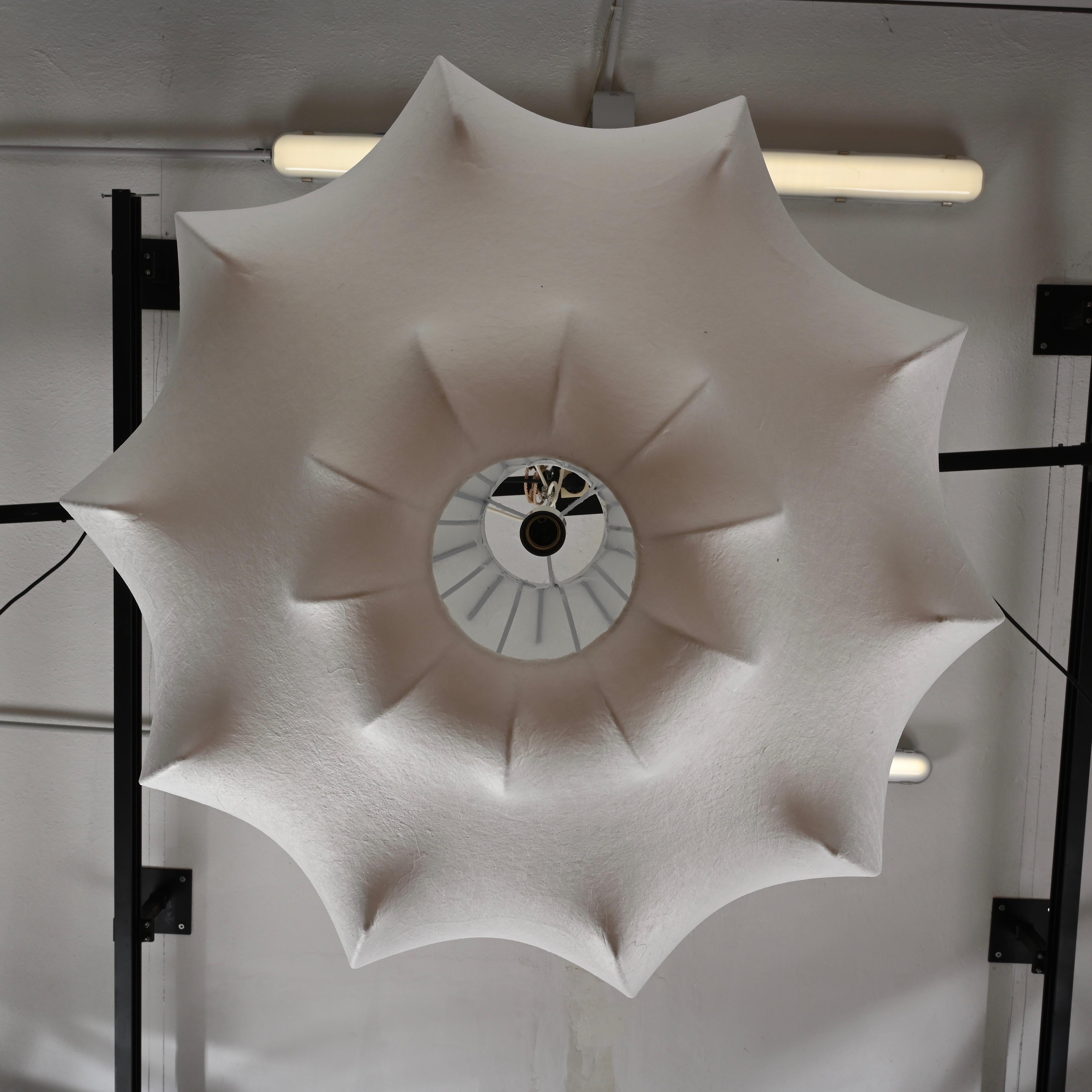 Große italienische Castiglioni-Pendelleuchte im Viscontea-Stil, Cocoon (Metall) im Angebot
