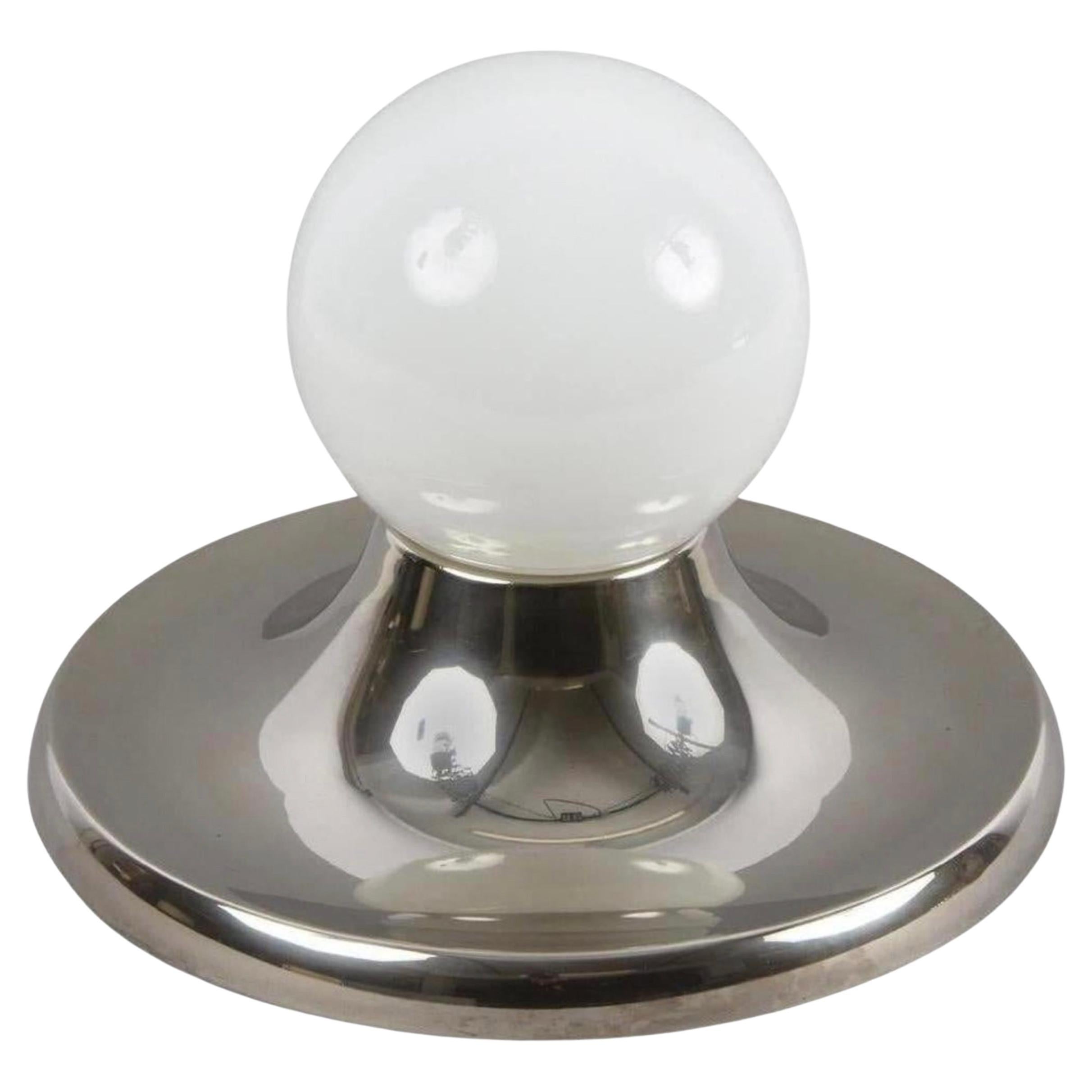Amazing mid-century 'Light Ball' sconce métal chromé et verre opalin pour Flos. Cet article fantastique a été conçu par Achille Castiglioni et fabriqué en Italie pour Flos dans les années 1960. 

Cette pièce étonnante est unique de par ses