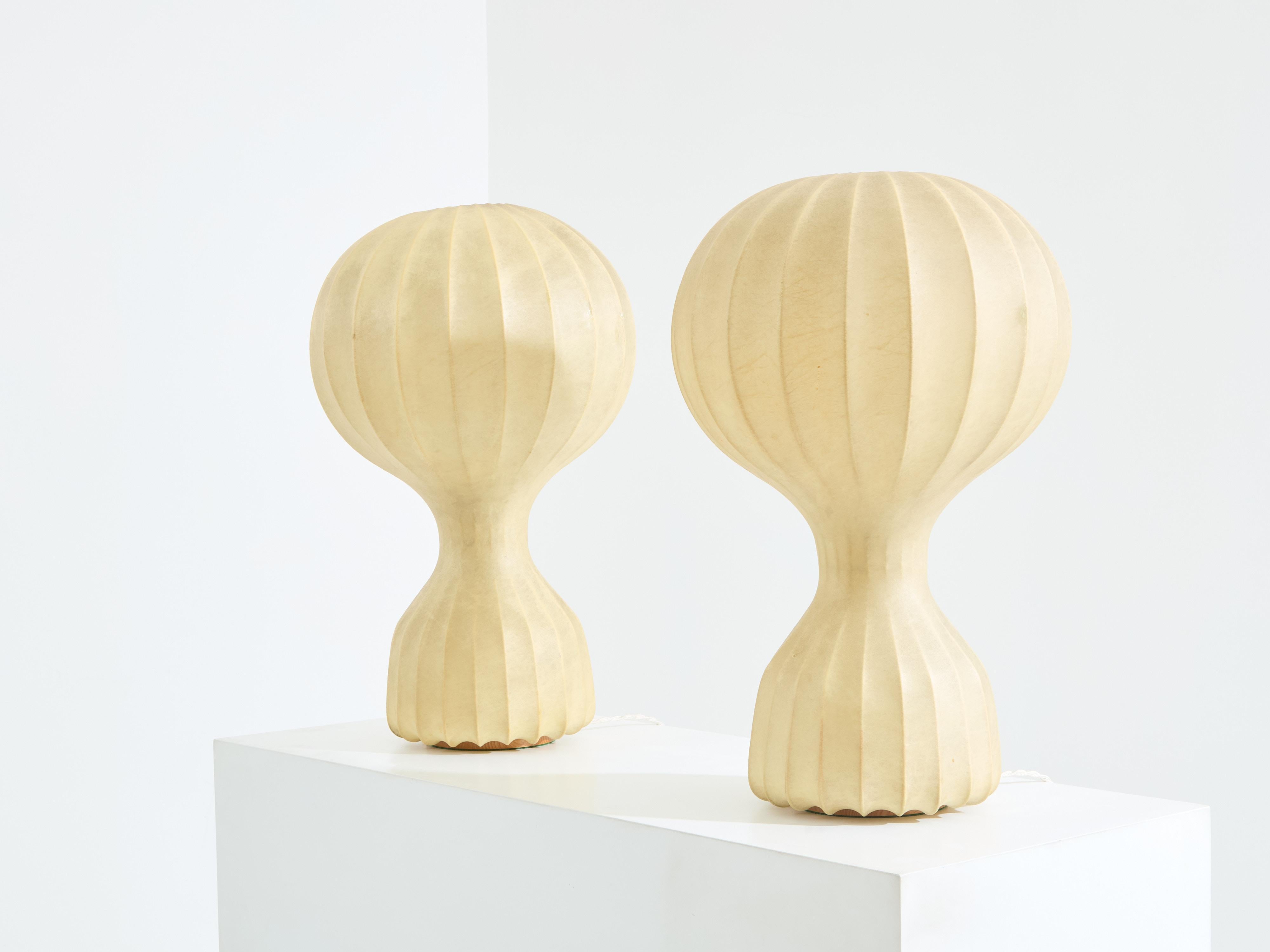 Paire de lampes Gatto Grande, première édition, conçues par Achille et Pier Giacomo Castiglioni pour Flos au début des années 1960. Elles sont dotées de leur structure métallique originale, revêtue de poudre blanche, et d'un diffuseur en résine de