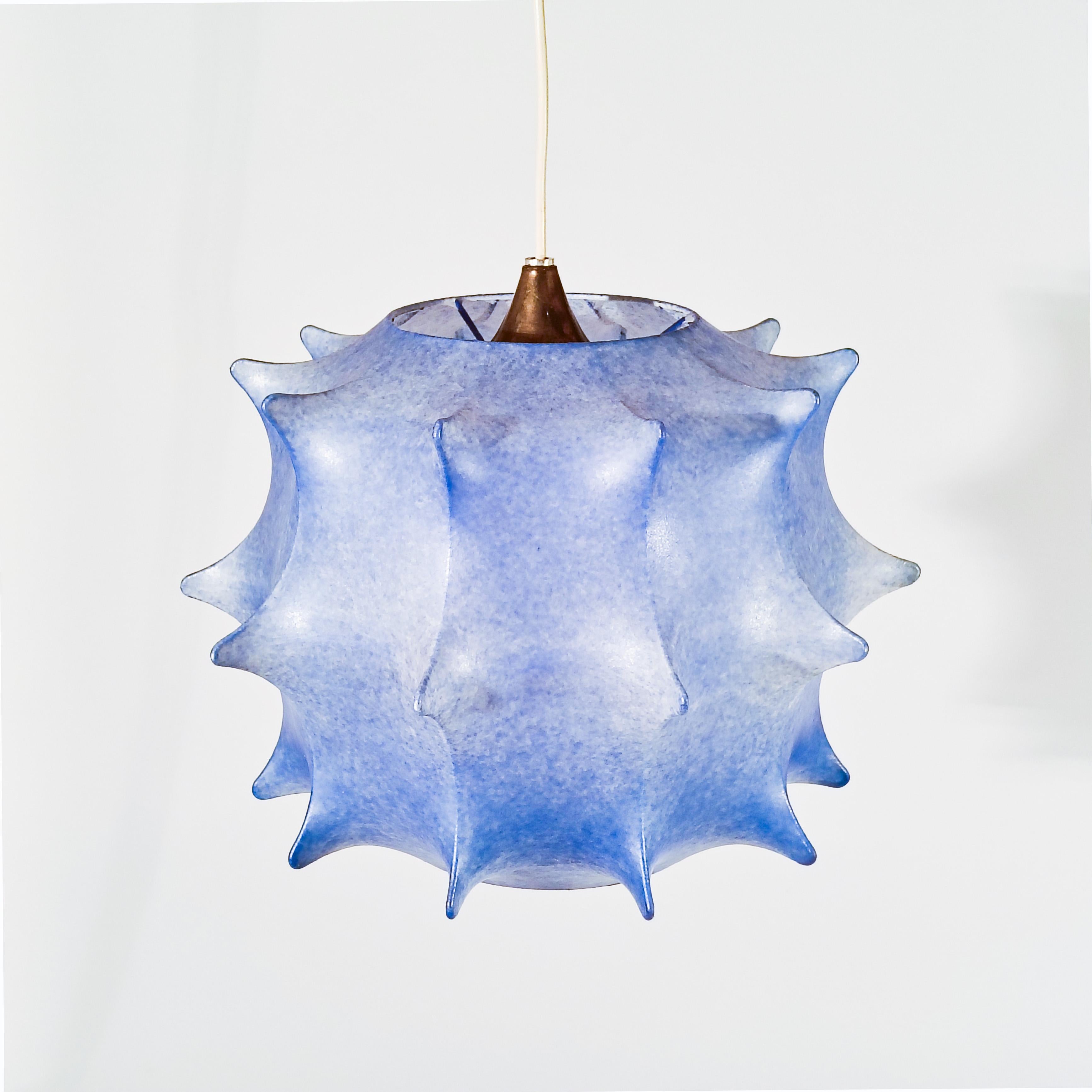 Brutalist and Space Age Cocoon pendant lamp, Italy, 1970s. This lamp is reminiscent of the designs of Achille Castiglioni and Pier Giacomo Castiglioni for FLOS during the 60s and 70s. It is made of blue Cocoon resin with a white lacquered metal