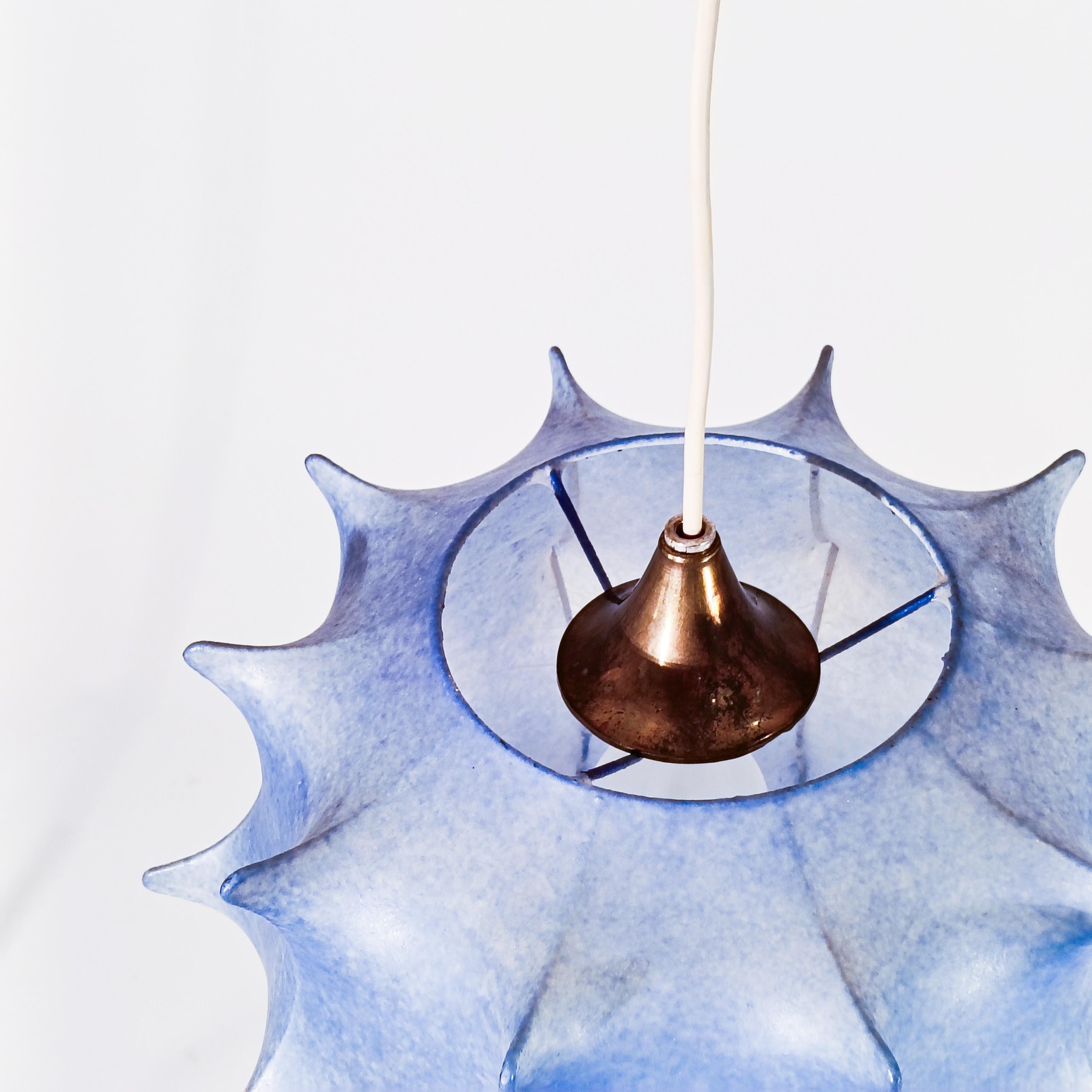 Castiglioni style. Space Age Cocoon pendant lamp, Italy, 1970s (Handgefertigt) im Angebot