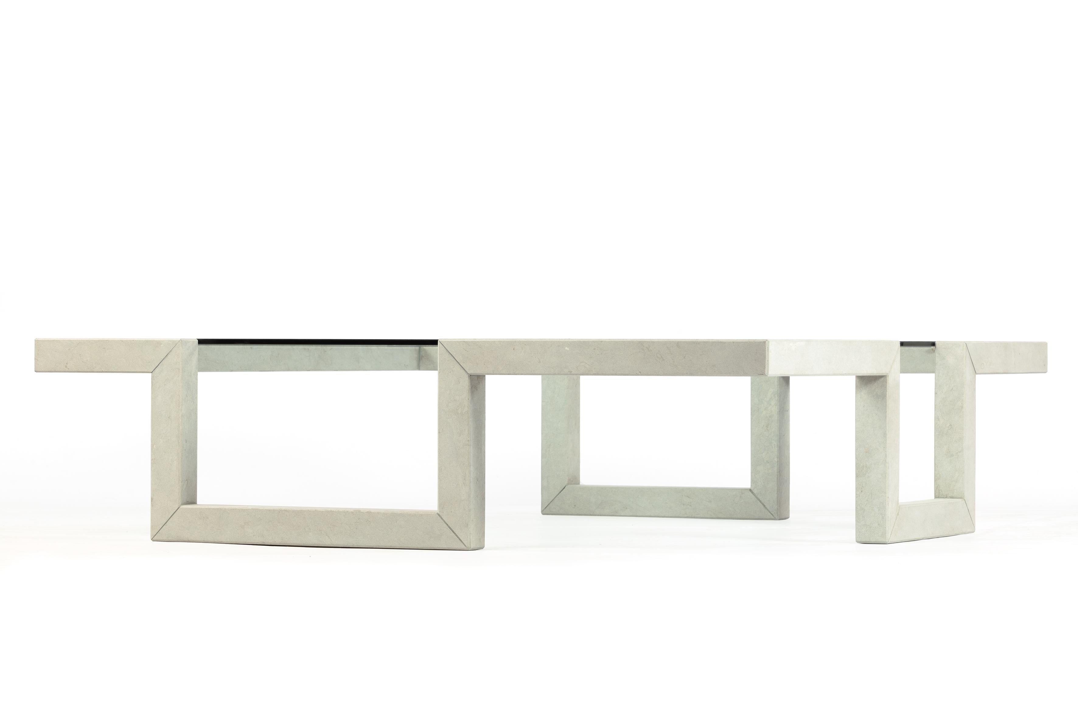 Espagnol Collection de tables basses en pierre de conception contemporaine Synthesis, en stock en vente