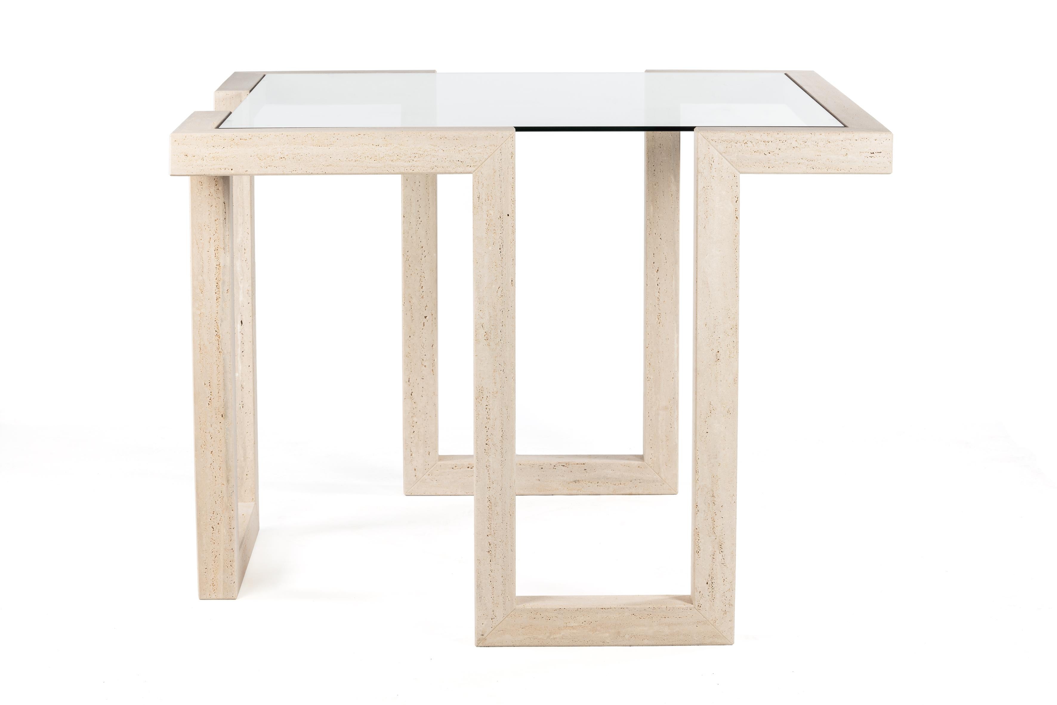 Castile est une table à manger en marbre travertin au design contemporain. Une table plus haute destinée à être un centre de réunion dynamique, soit dans un espace ouvert comme un hôtel ou un restaurant, soit dans un espace privé comme un centre de