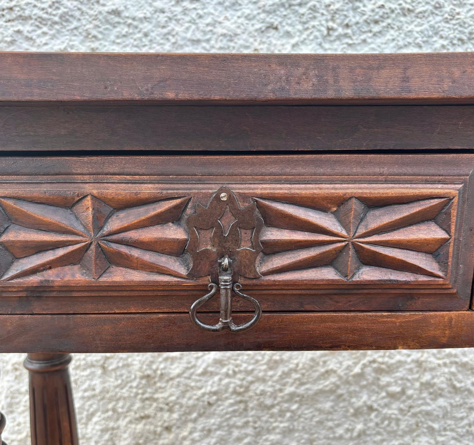 Mesa consola castellana con 2 cajones tallados, años 40 en venta 3