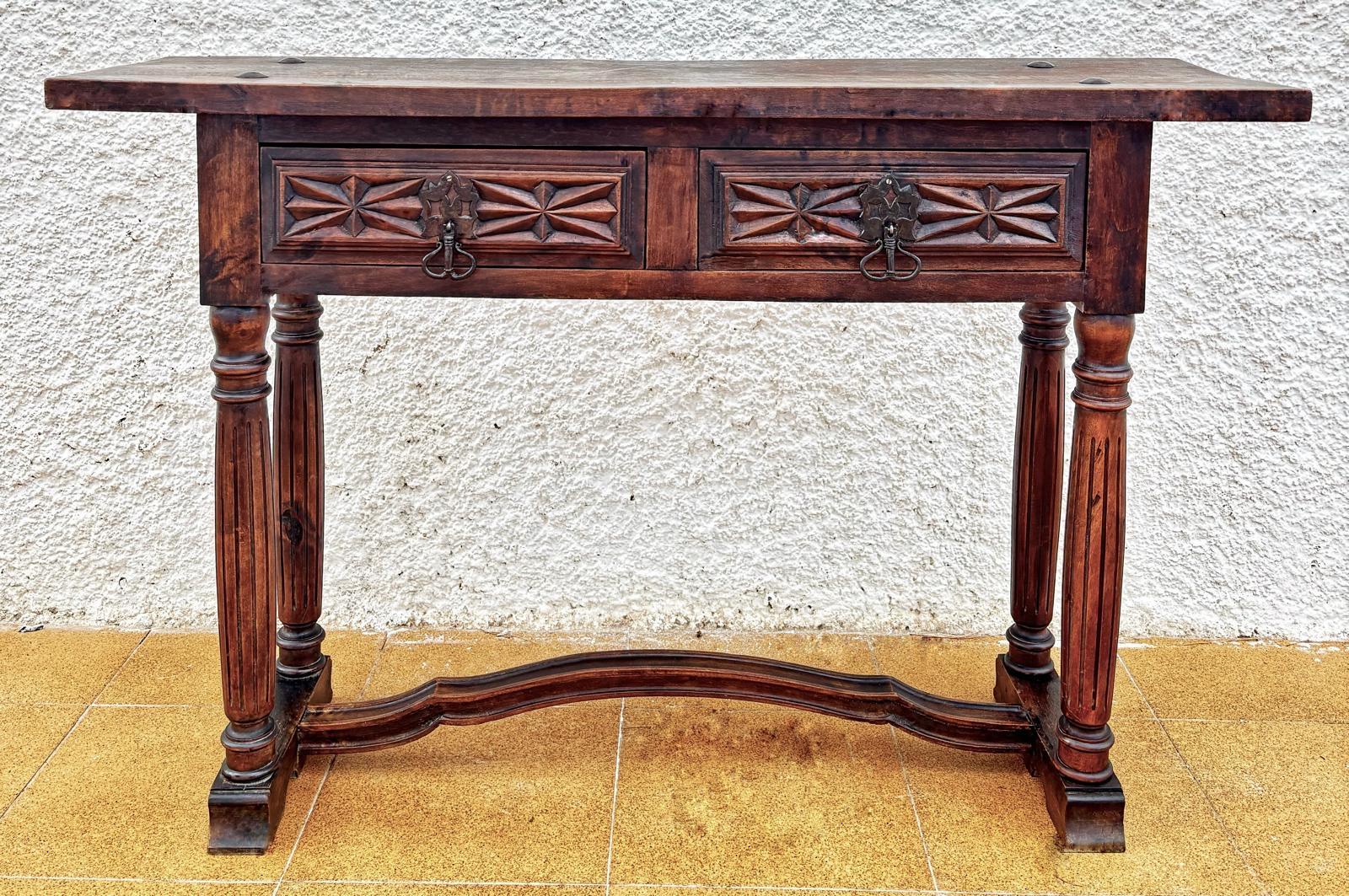 Mesa consola castellana con 2 cajones tallados, años 40 Barroco en venta