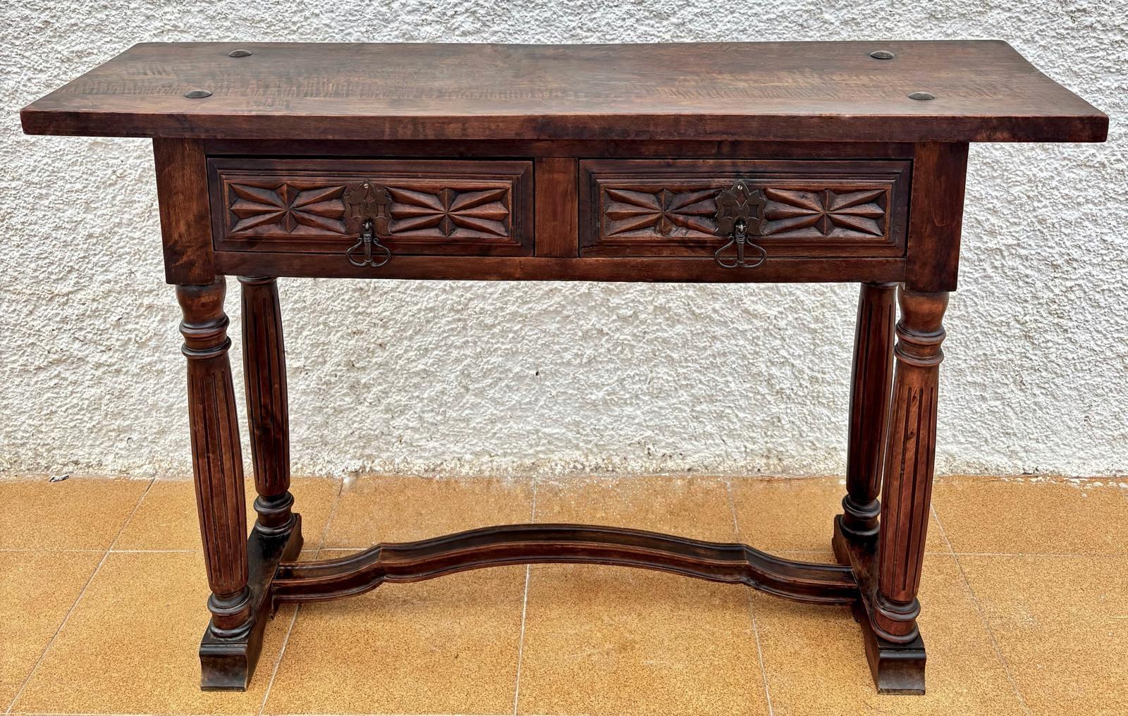 Mesa consola castellana con 2 cajones tallados, años 40 Español en venta