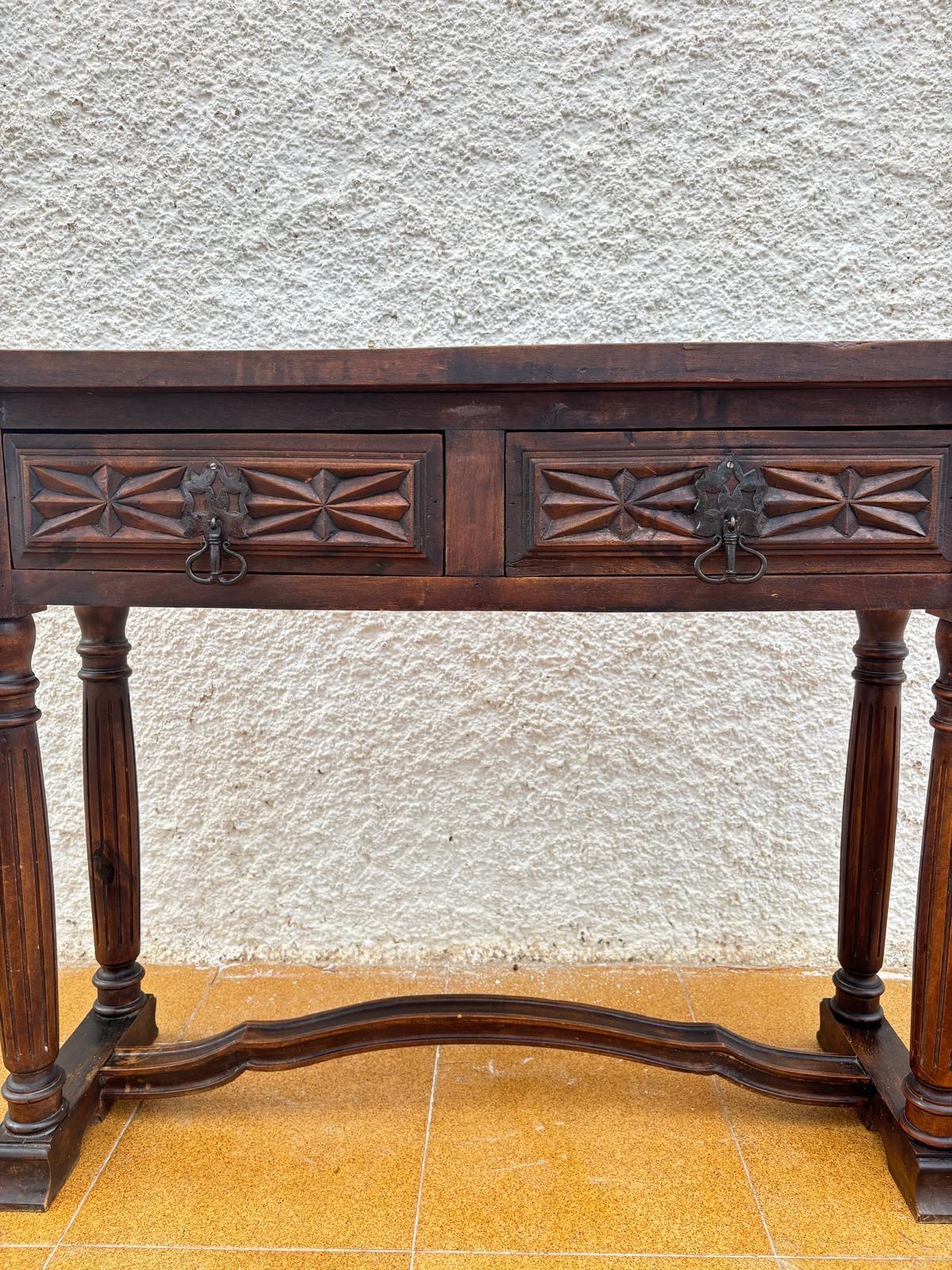 Mesa consola castellana con 2 cajones tallados, años 40 en Bueno estado para la venta en Miami, FL