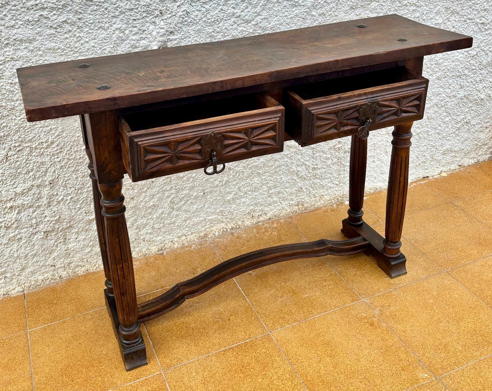 Mesa consola castellana con 2 cajones tallados, años 40 siglo XX en venta