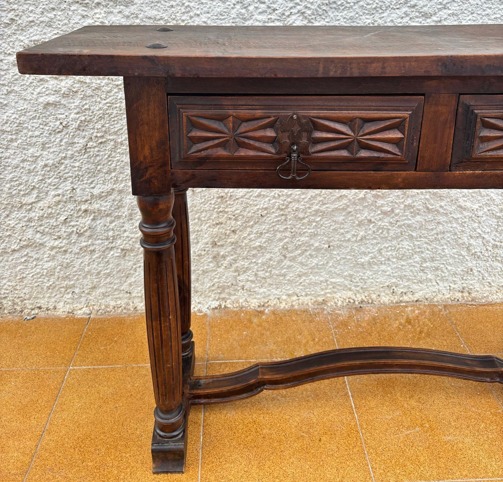 Mesa consola castellana con 2 cajones tallados, años 40 Nogal en venta