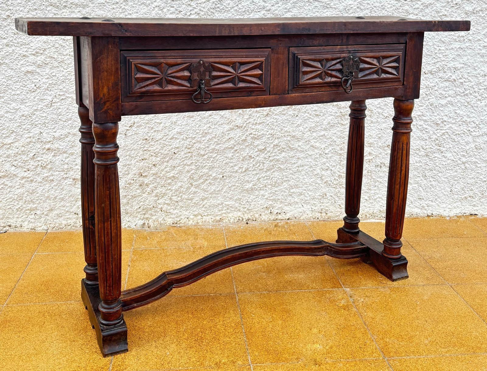 Mesa consola castellana con 2 cajones tallados, años 40 en venta 1