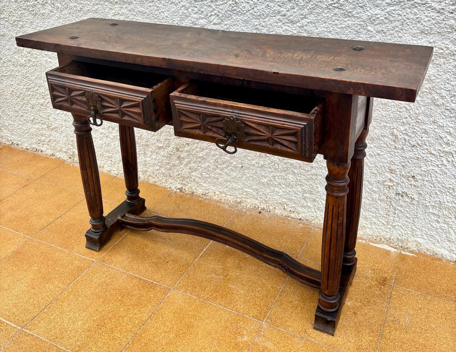 Mesa consola castellana con 2 cajones tallados, años 40 en venta 2
