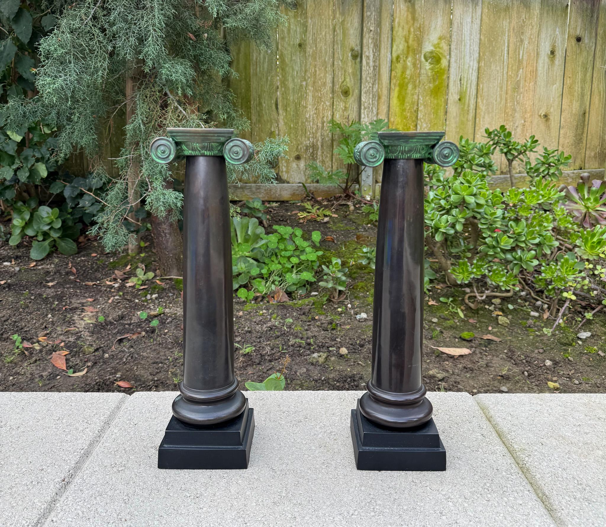 Candelieri a colonna in bronzo di Castilian Imports, 20° secolo in vendita 2