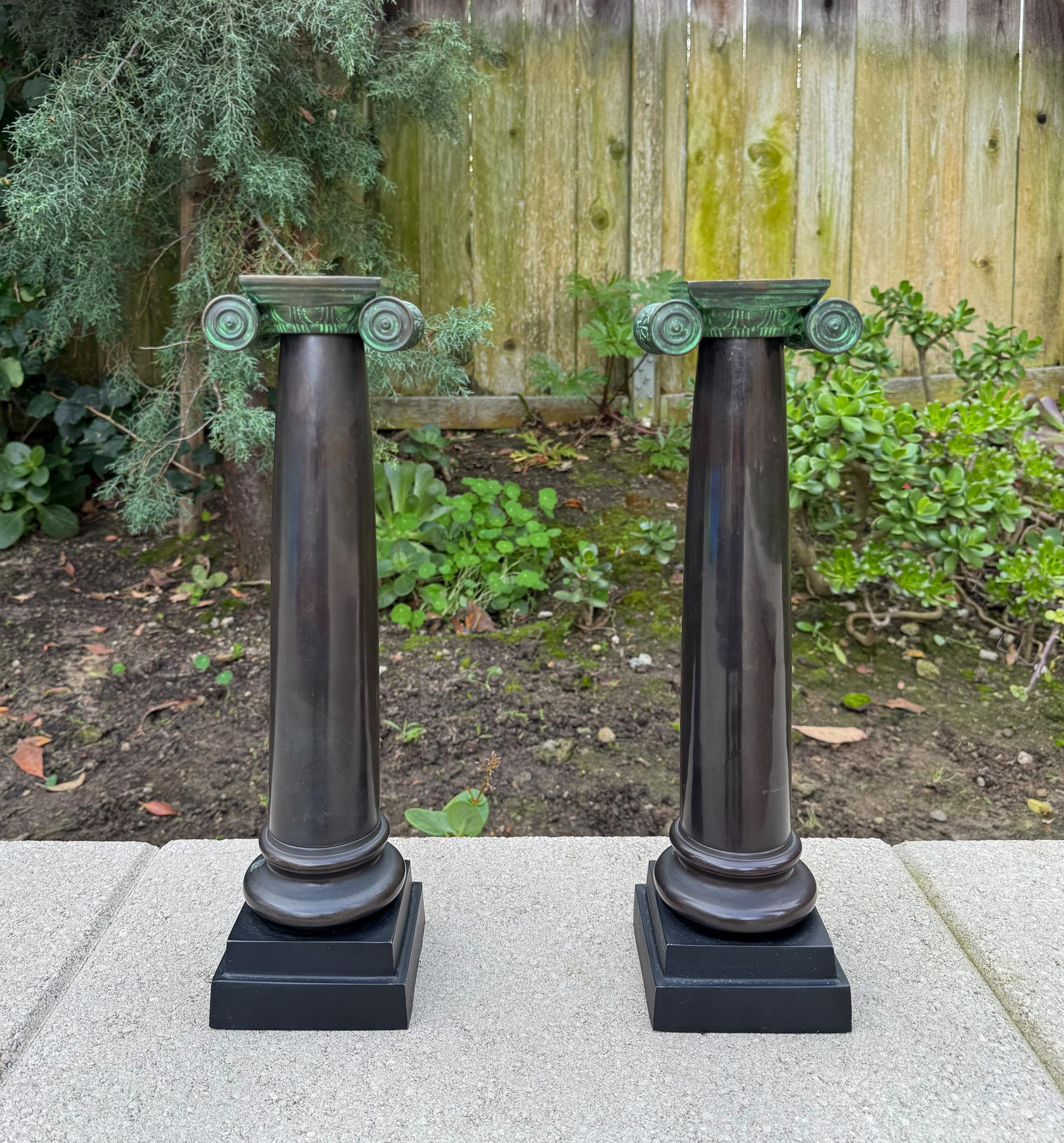 Indiano Candelieri a colonna in bronzo di Castilian Imports, 20° secolo in vendita