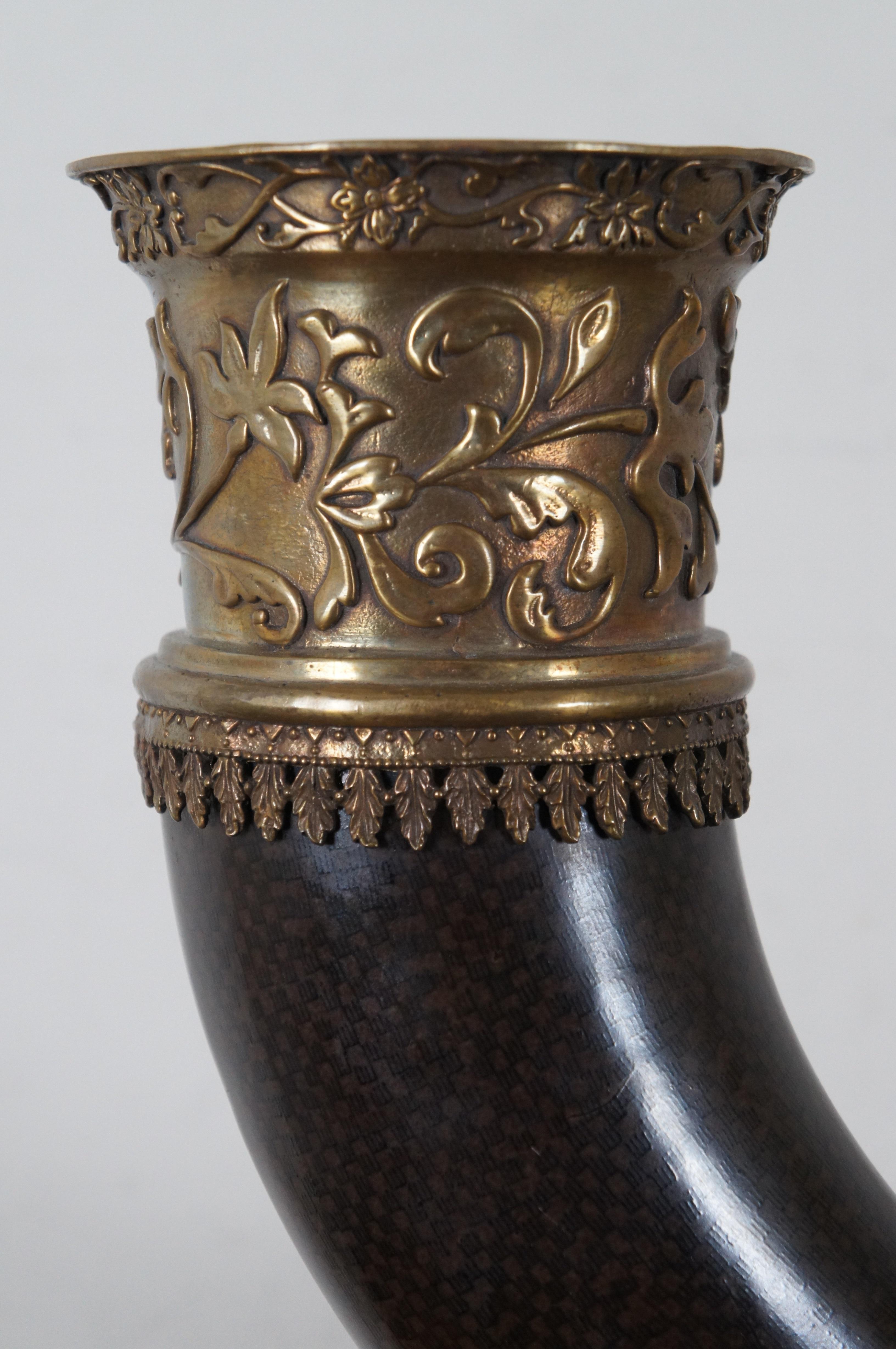 Kastilische Ornamentale Porzellan & Messing Elefant Horn Trinker Jagd Vase 26