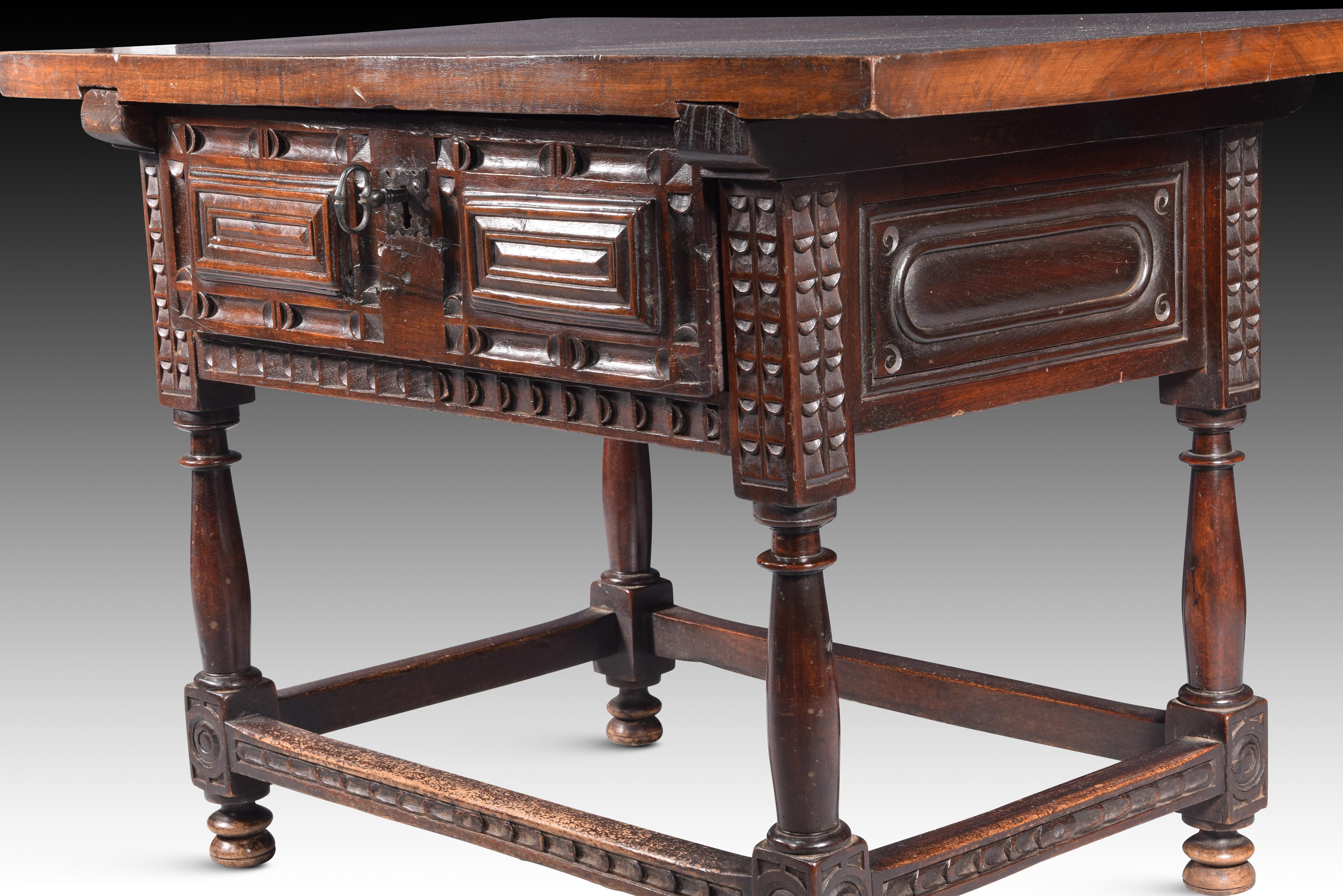 Castilian table. Walnut wood, iron. Spain, 17th century.  For Sale 3