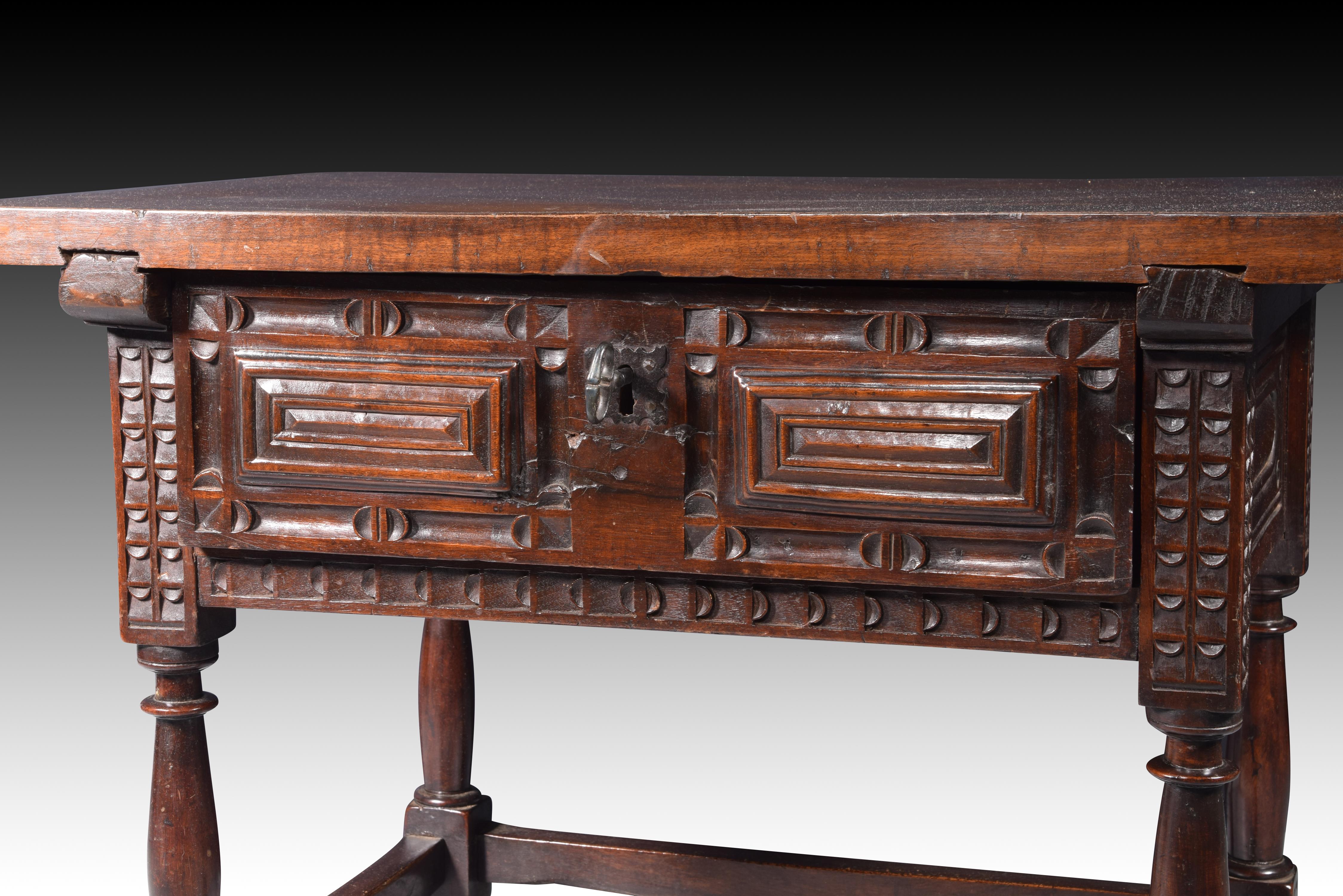 Castilian table. Walnut wood, iron. Spain, 17th century.  For Sale 4