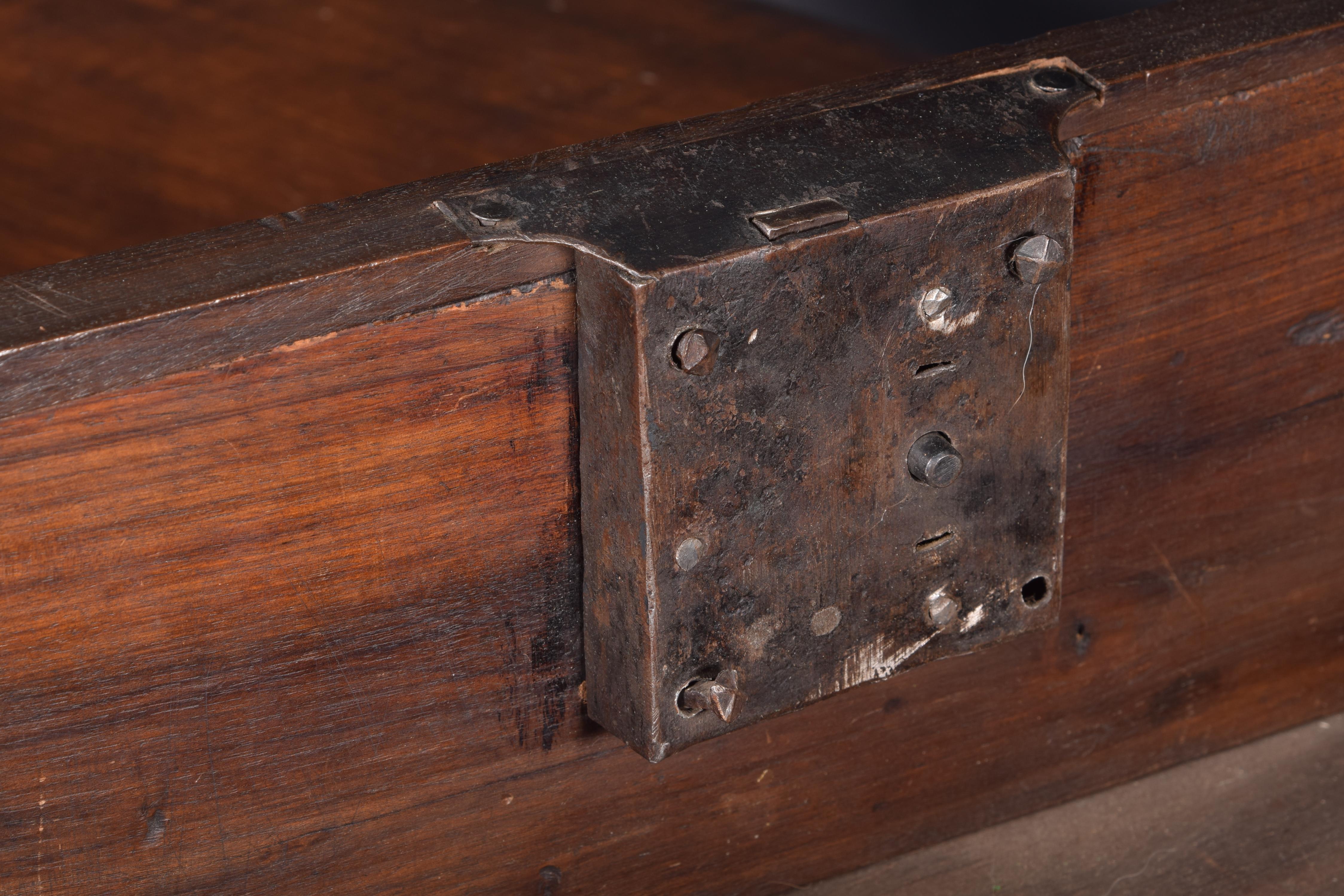 Castilian table. Walnut wood, iron. Spain, 17th century.  For Sale 7
