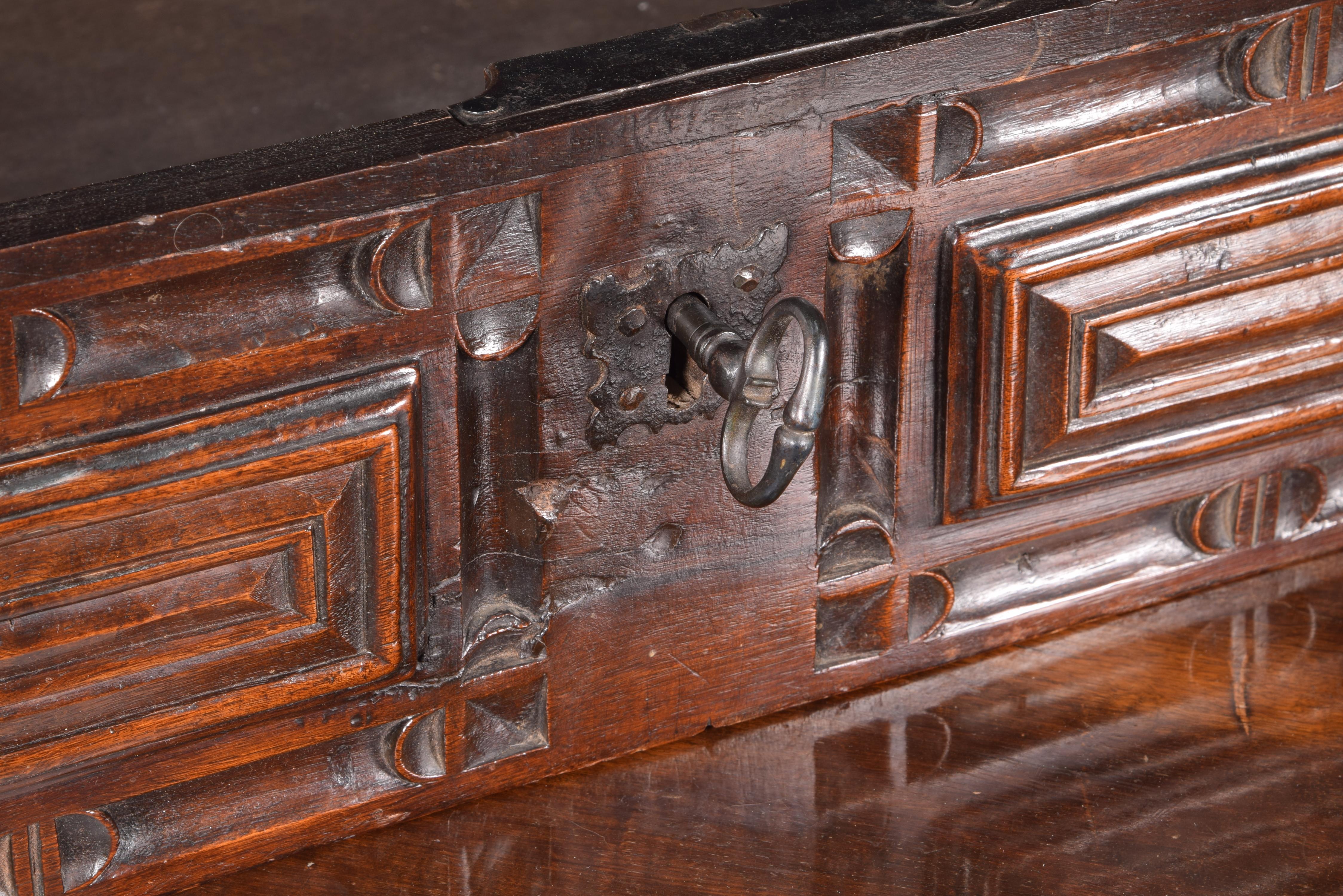 Castilian table. Walnut wood, iron. Spain, 17th century.  For Sale 8