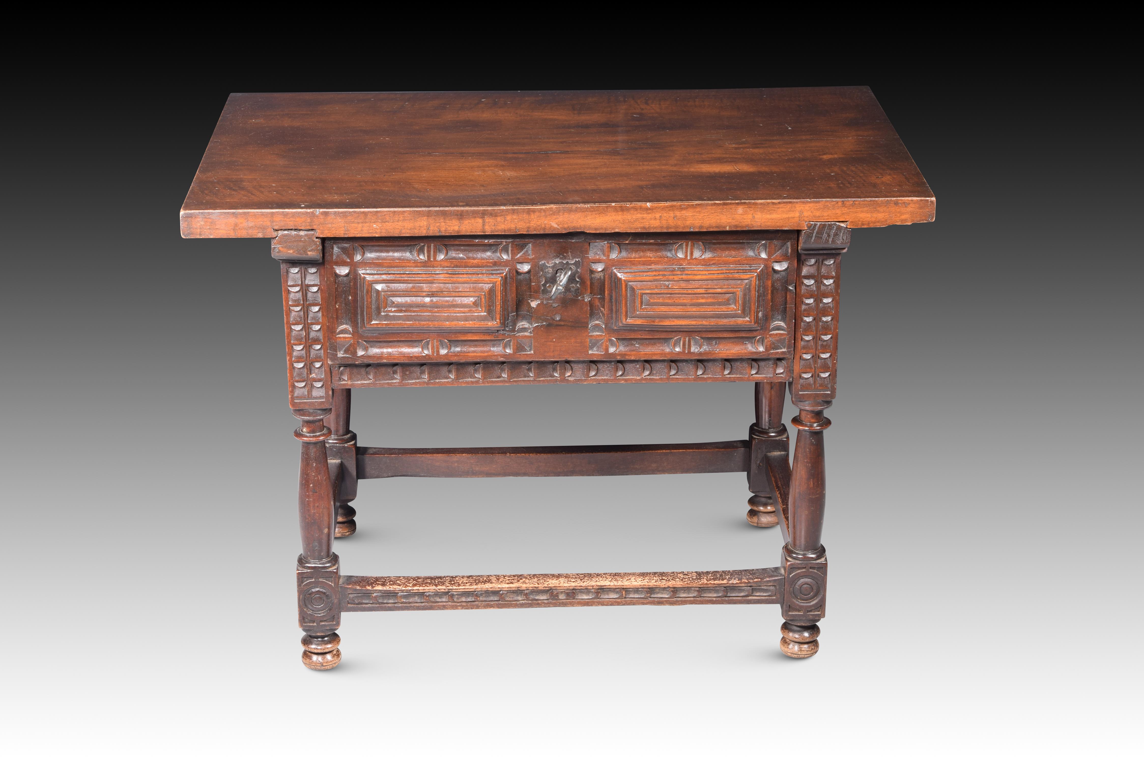 Castilian table. Walnut wood, iron. Spain, 17th century.
Restored (brushed) tabletop.
Walnut table with four column-shaped legs, ending at the bottom in carved cubes on the fronts with geometric elements on which there are two circular forms; these