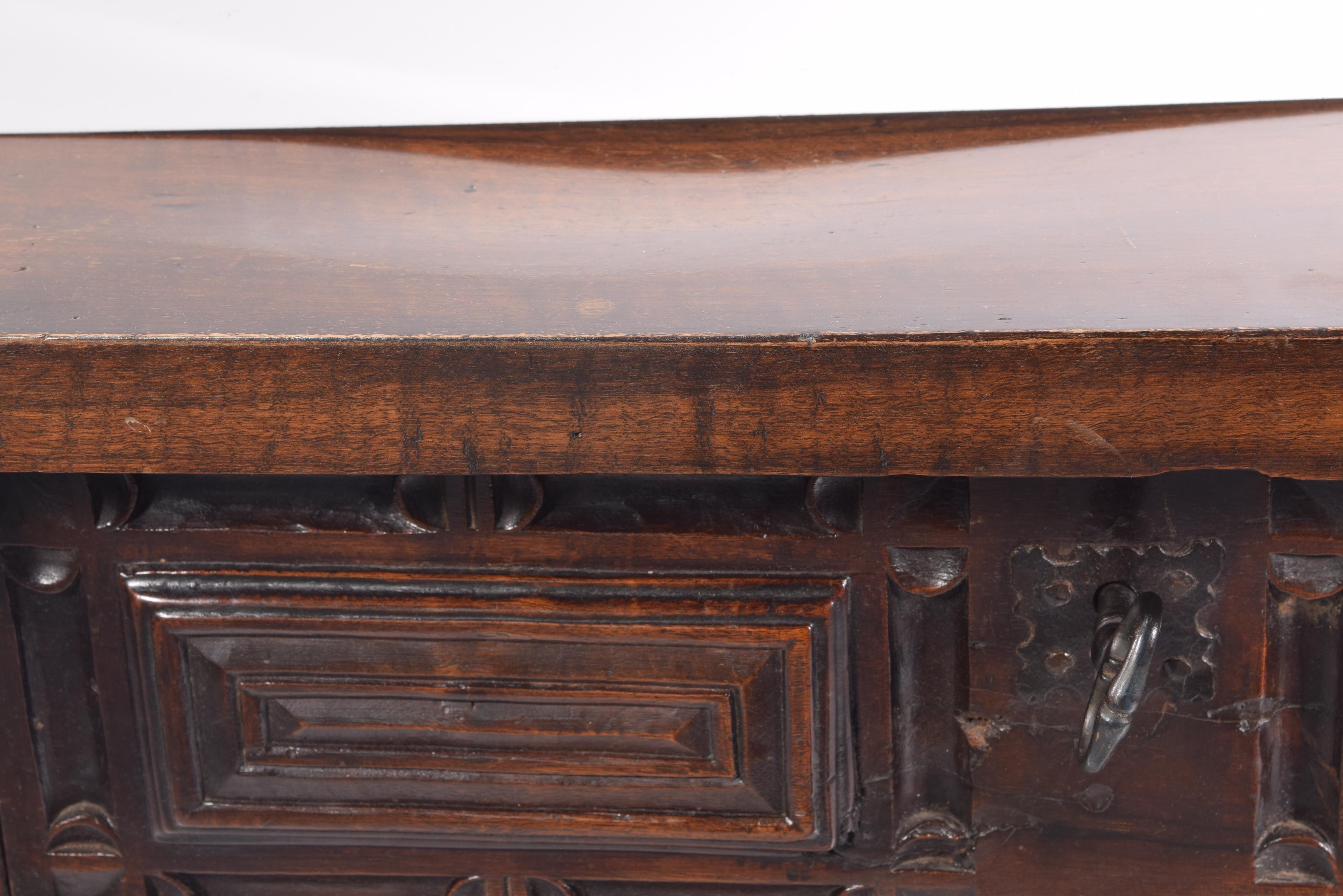 Castilian table. Walnut wood, iron. Spain, 17th century.  In Good Condition For Sale In Madrid, ES