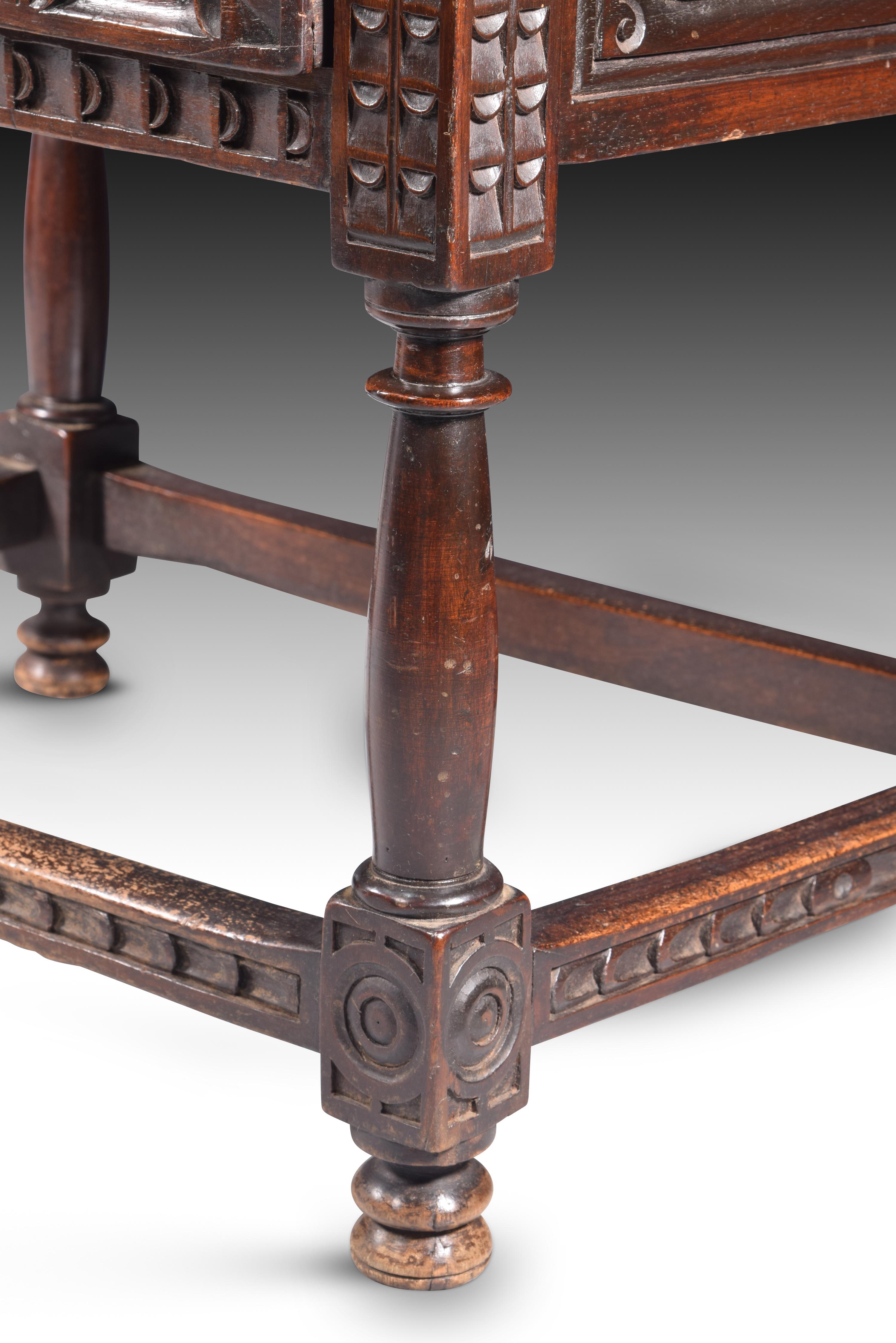 Castilian table. Walnut wood, iron. Spain, 17th century.  For Sale 2