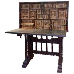 Kastilischer Schreibtisch mit Sockel:: Nussbaum:: Schmiedeeisen:: etc. Spanien:: 17