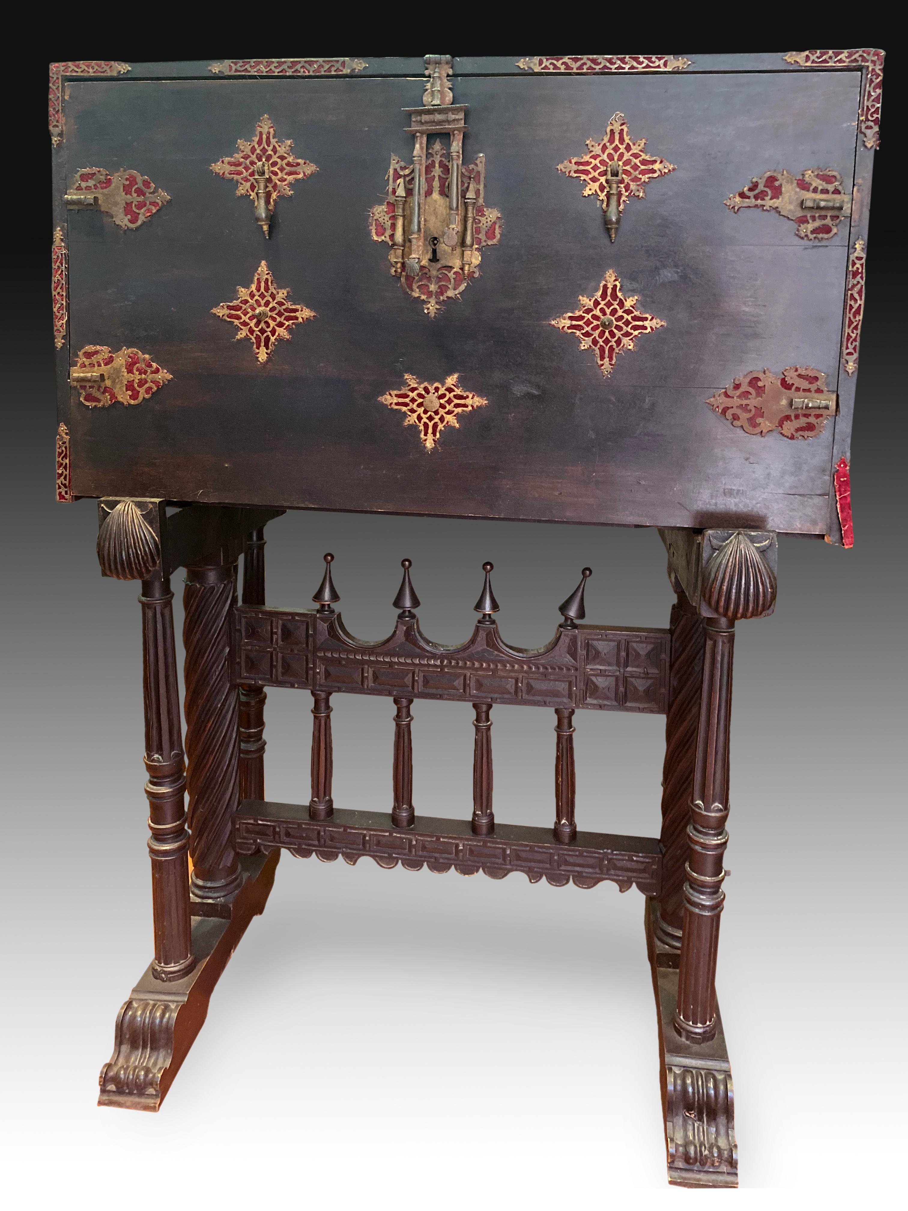 Castillian desk with pedestal. Walnut, wrought iron, etc. Spain, 17th century with restorations (after that date). 
Castilian Bargueño with foot of bridge. Walnut, wrought iron. Spain, 17th century with restorations.
Requires