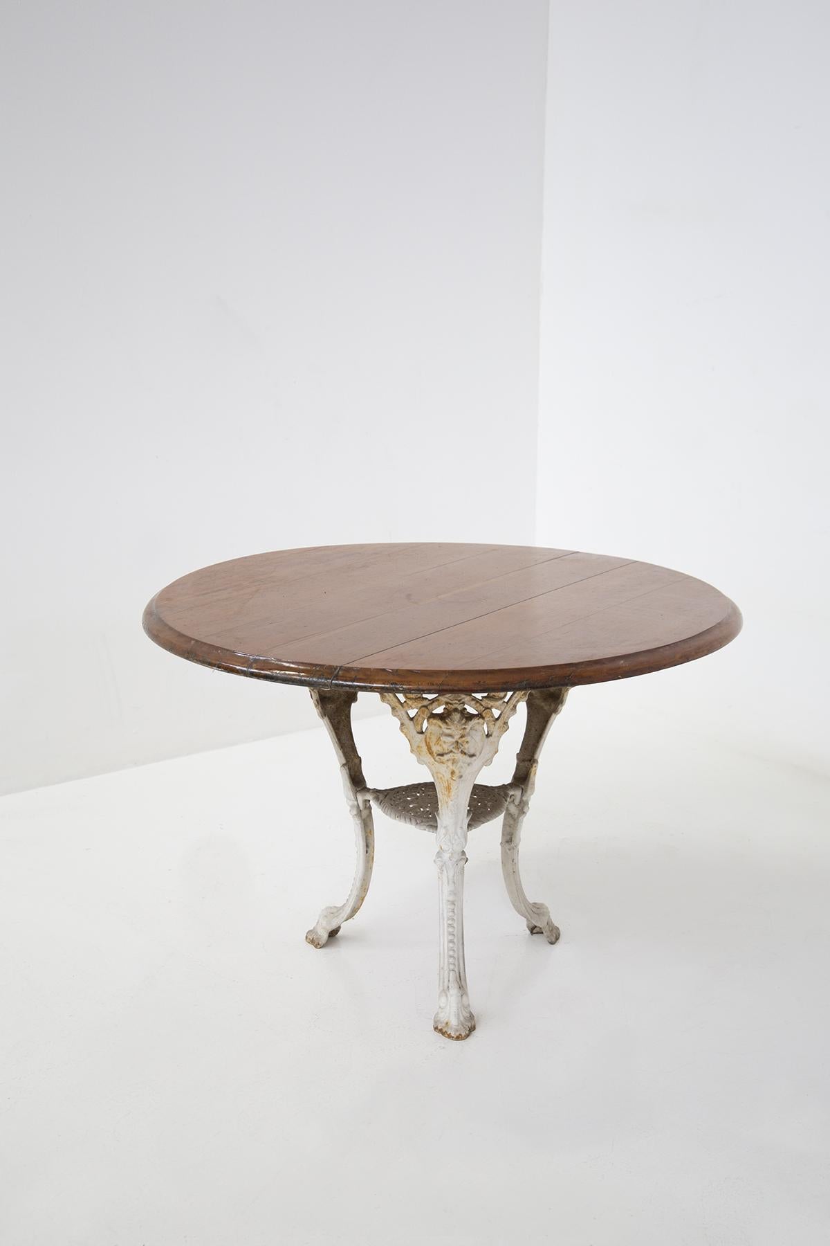 Raffinierter englischer viktorianischer Tisch aus Gusseisen. Der Tisch ist aus weiß lackiertem Gusseisen gefertigt. Großartige Verarbeitung des Gusseisens mit Ornamenten und floralen Elementen, beachten Sie die Verarbeitung der Füße in Form einer