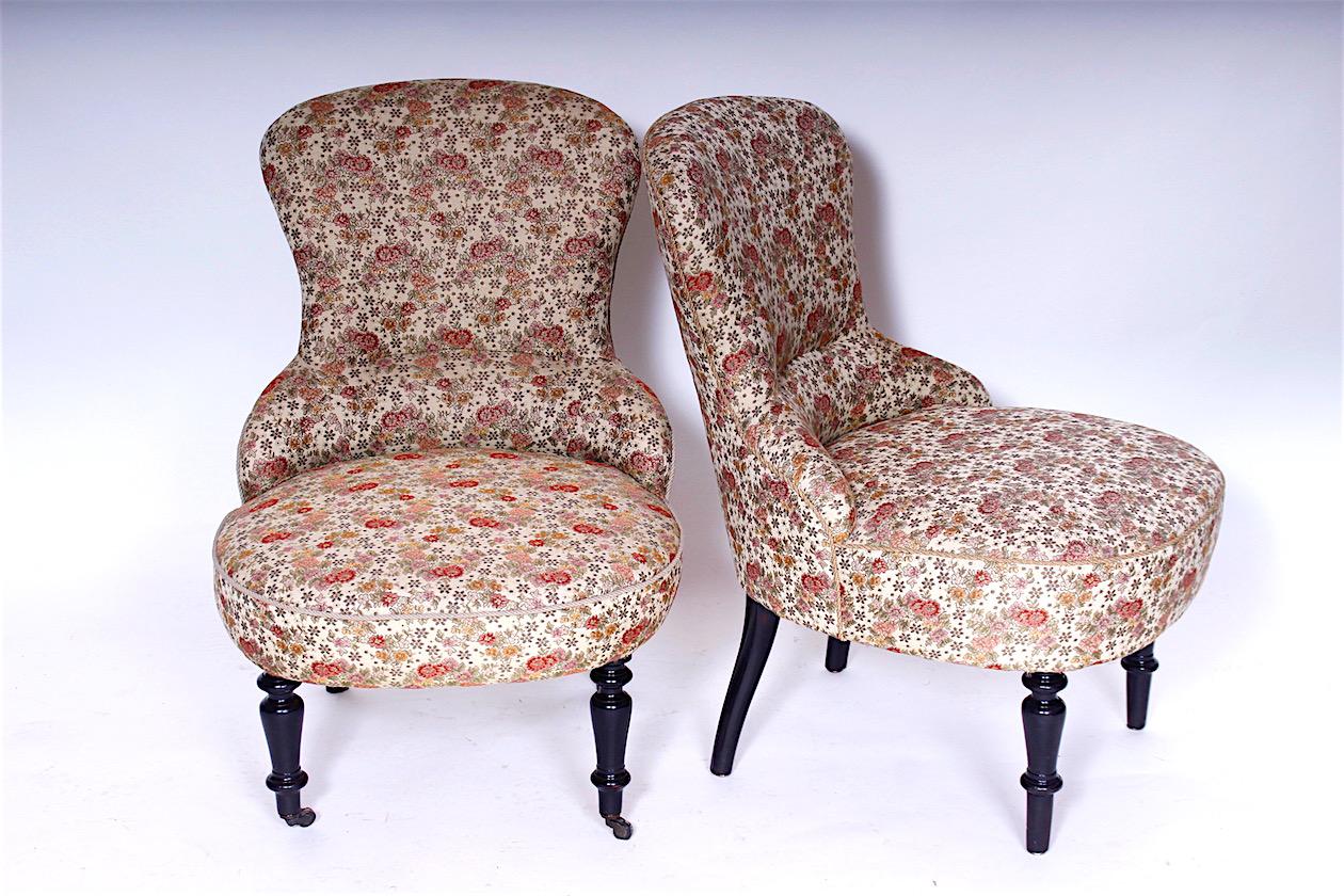 Armchairs in beautiful condition, one has castors on the front legs. The wood has no defects; the upholstery is ok. The armchair without castors has a 5 cm lower seat height.