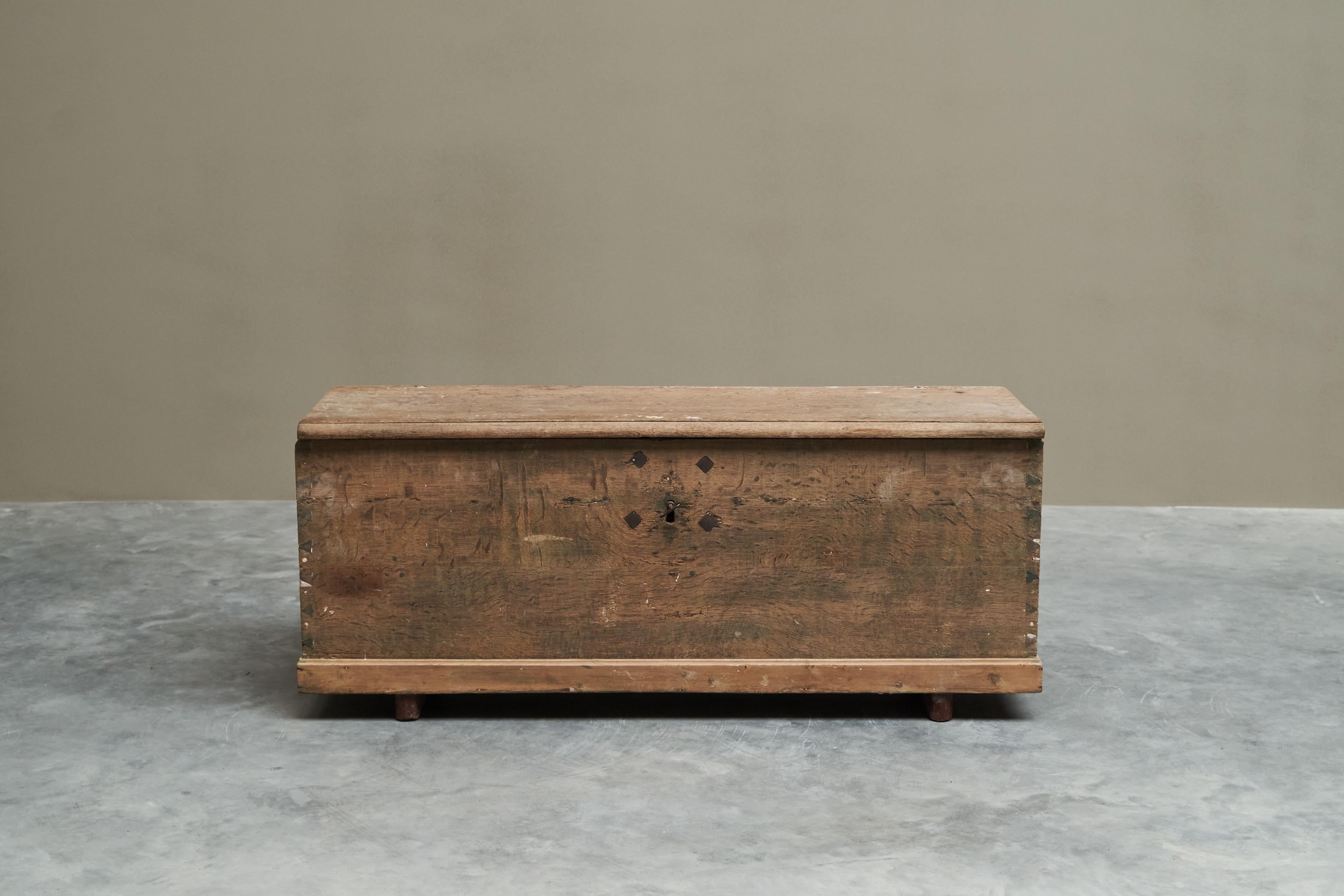 Castle Chest in Oak, Pine and Wrought Iron Belgium 19th Century In Good Condition In Meer, VAN