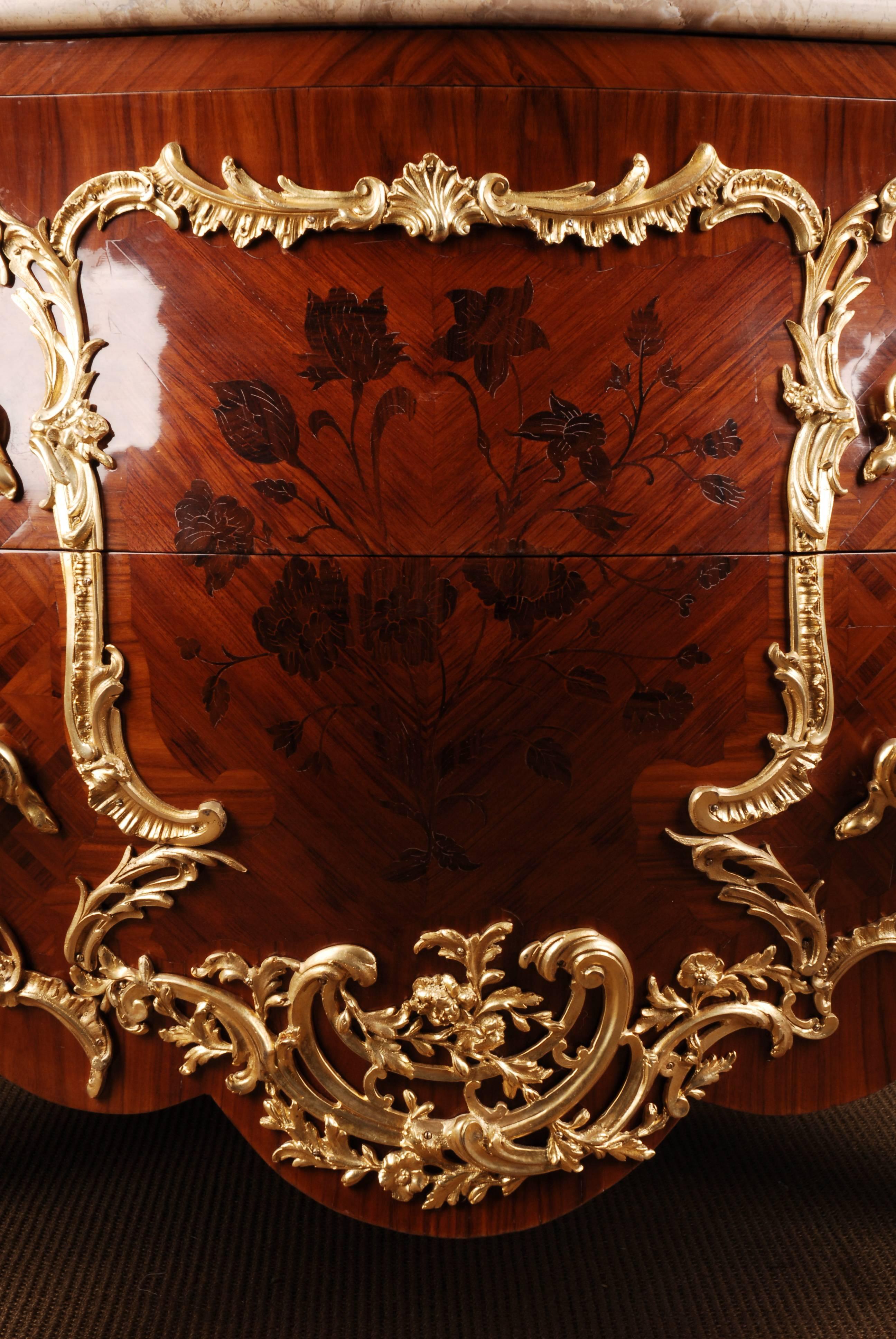 Legno Commode / scaffale francese di qualità Castle in bronzo antico stile Luigi XV in vendita