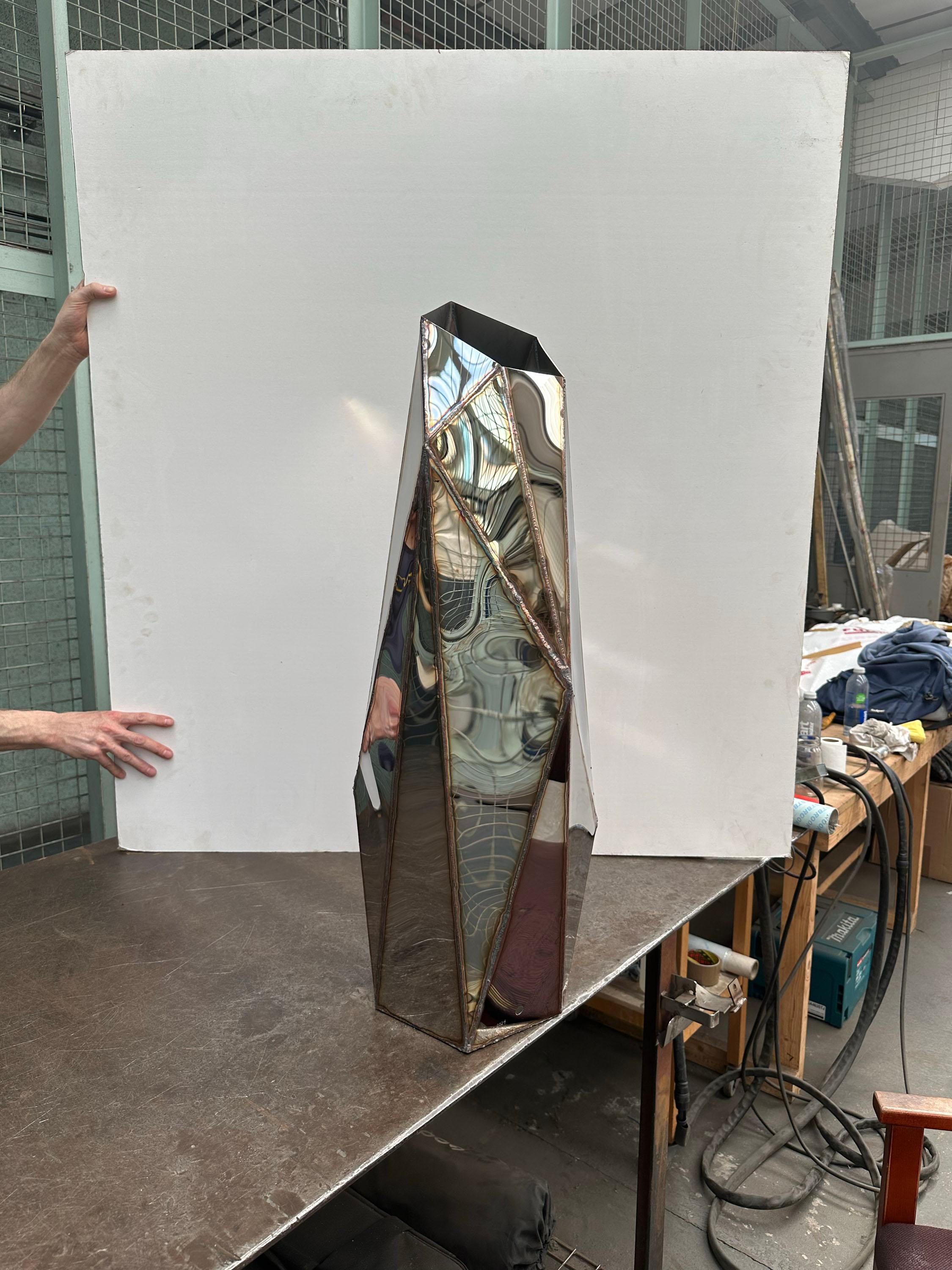Lampe à poser Castle en acier inoxydable poli miroir soudé par Julian Mayor en vente 3